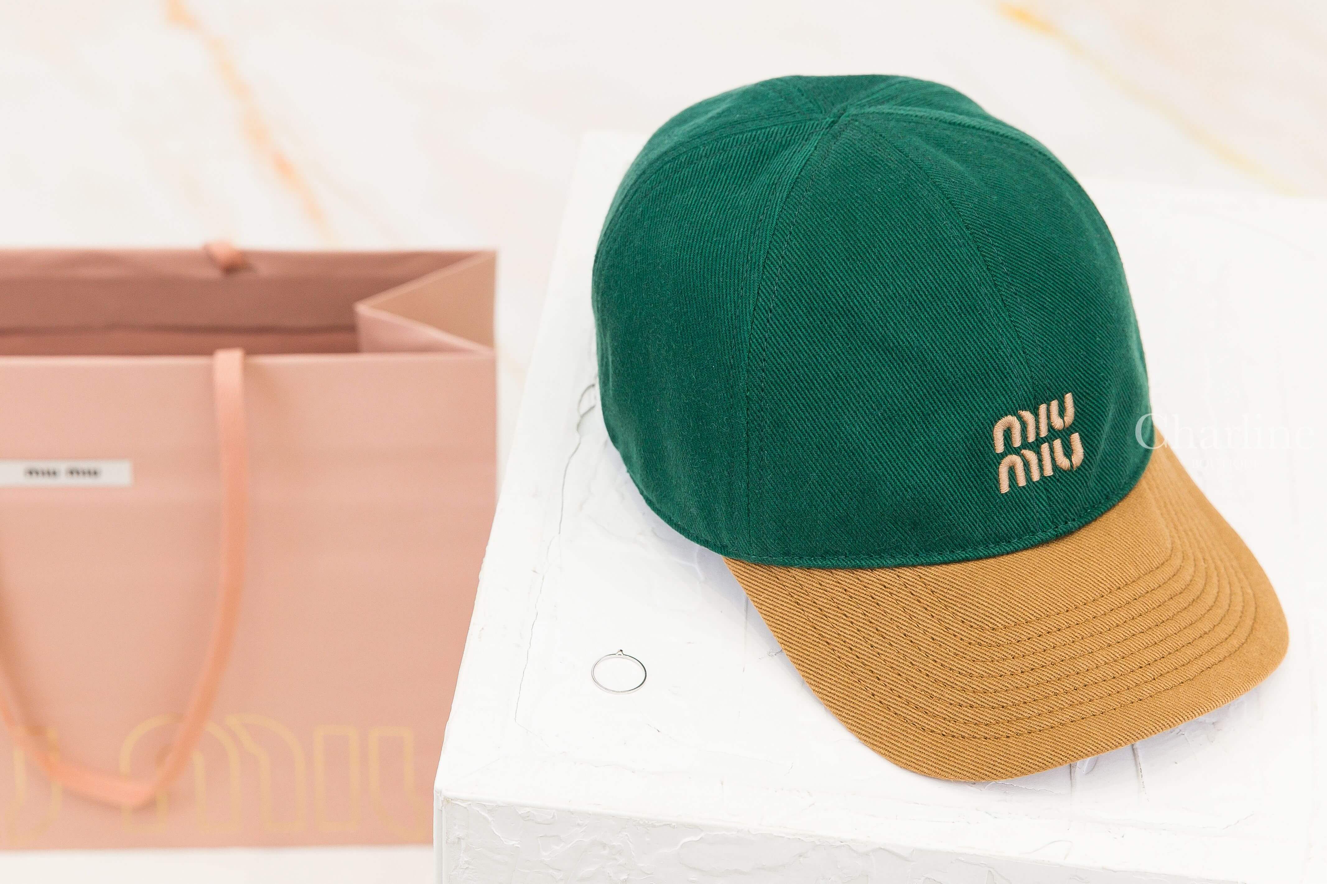 Miu Miu Drill Baseball Cap 撞球綠/軟木色刺繡字母拼色帽簷棉質棒球帽 正面斜角造型與Miu Miu刺繡字母