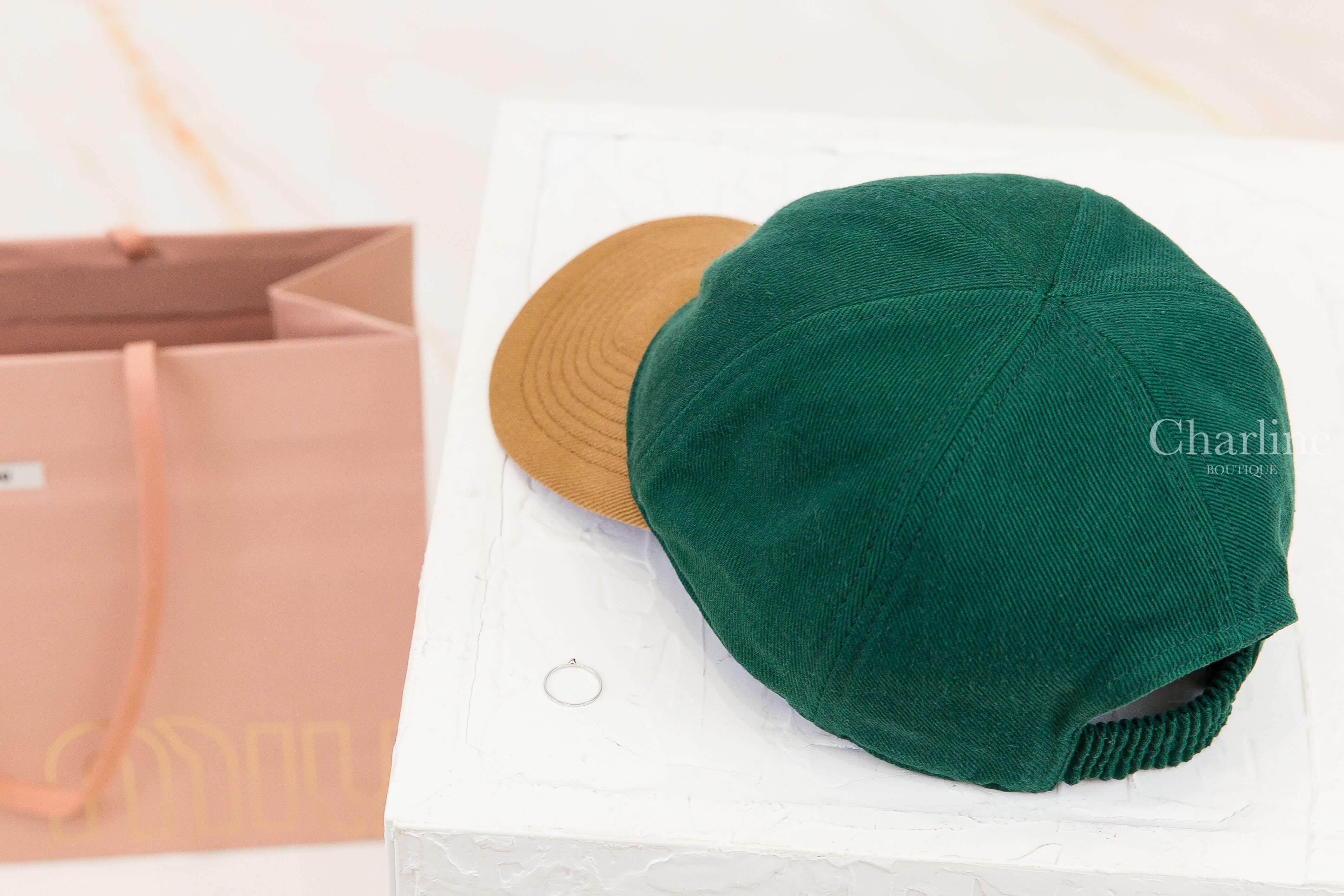 Miu Miu Drill Baseball Cap 撞球綠/軟木色刺繡字母拼色帽簷棉質棒球帽 背面帽身拼接與彈性調節帶