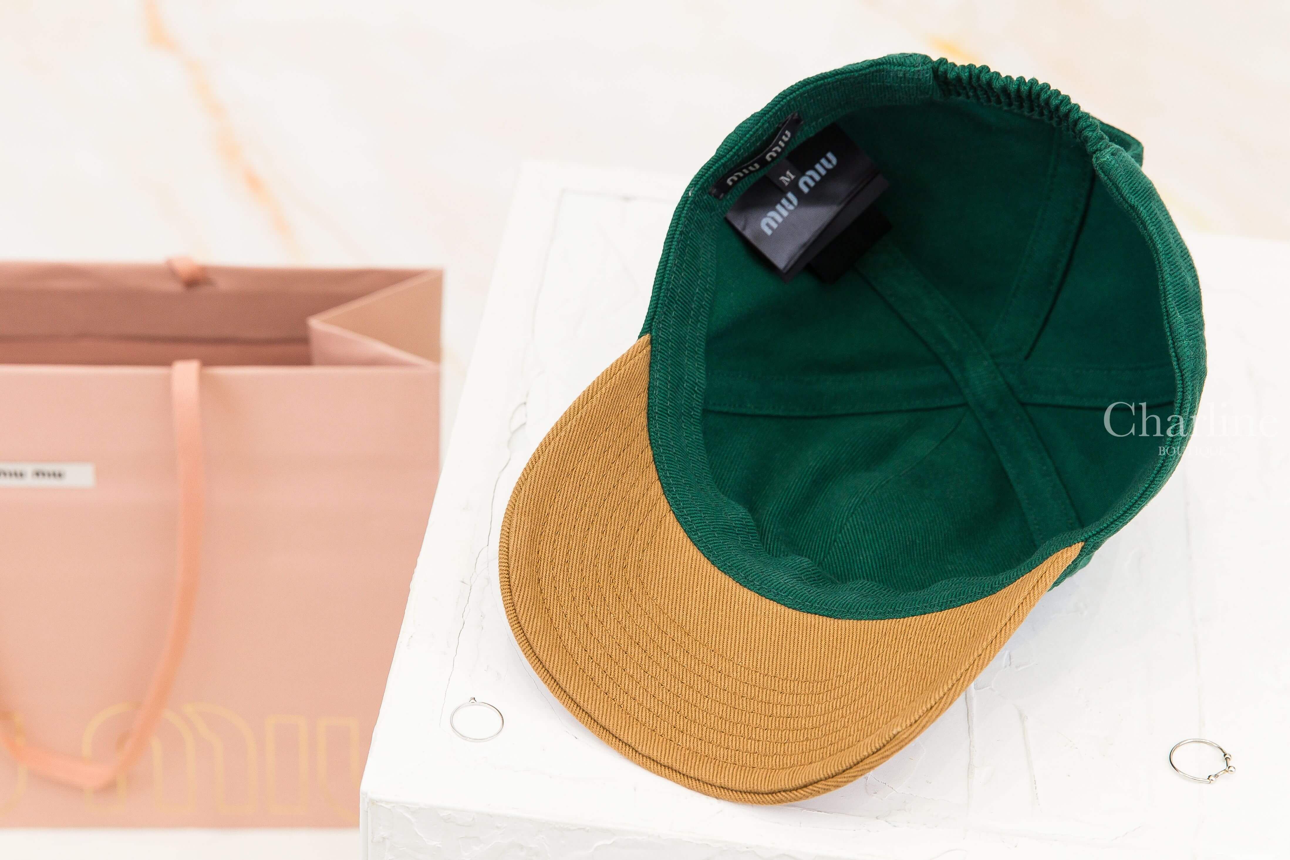 Miu Miu Drill Baseball Cap 撞球綠/軟木色刺繡字母拼色帽簷棉質棒球帽 帽內結構與Miu Miu品牌標籤