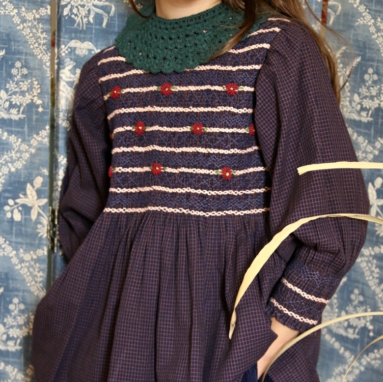 BONJOUR DIARY 格紋拼接編織領小花傘襬上衣(編織領可拆) Handsmock blouse with crochet collar - Navy check voile