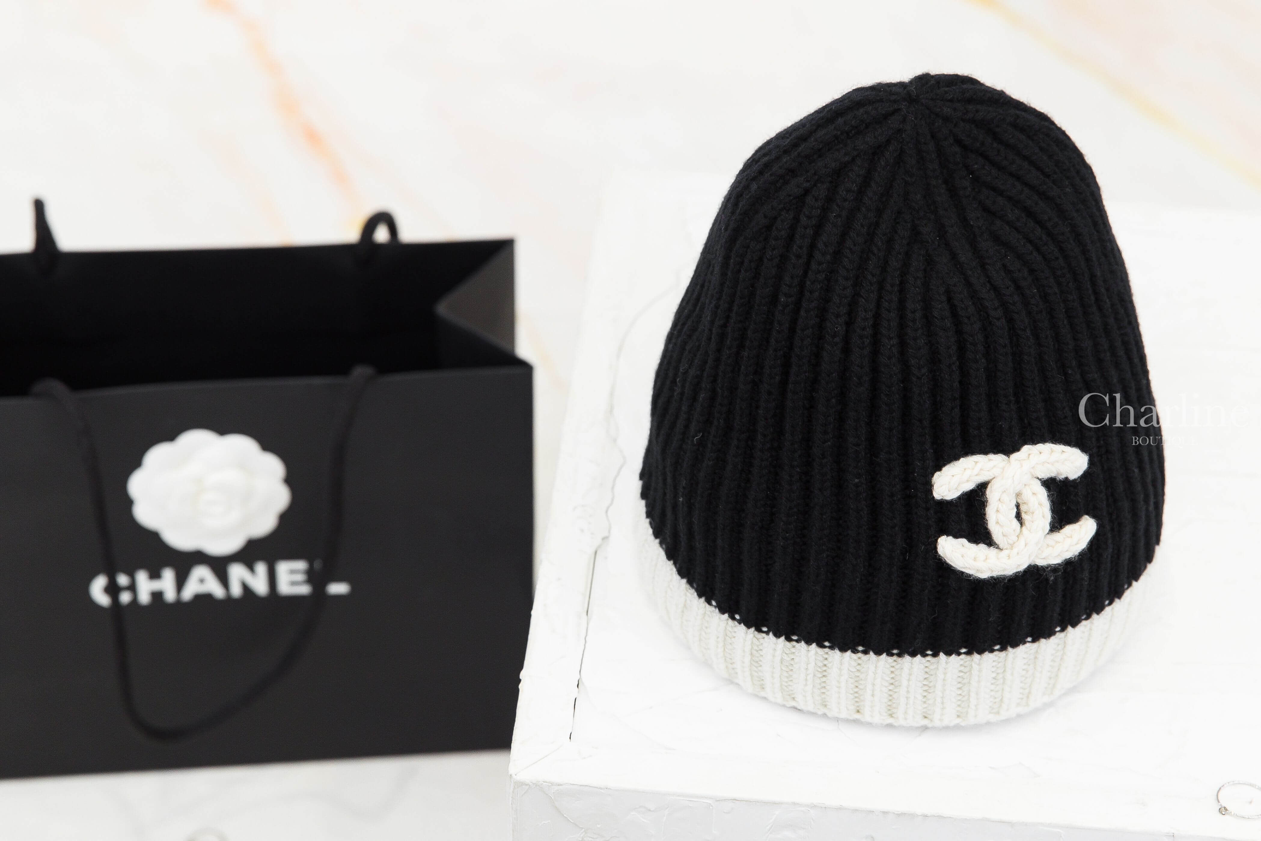 Chanel Beanie 黑色針織拼白色立體CC喀什米爾針織毛帽 正面側角度羅紋針織與白色帽沿展示