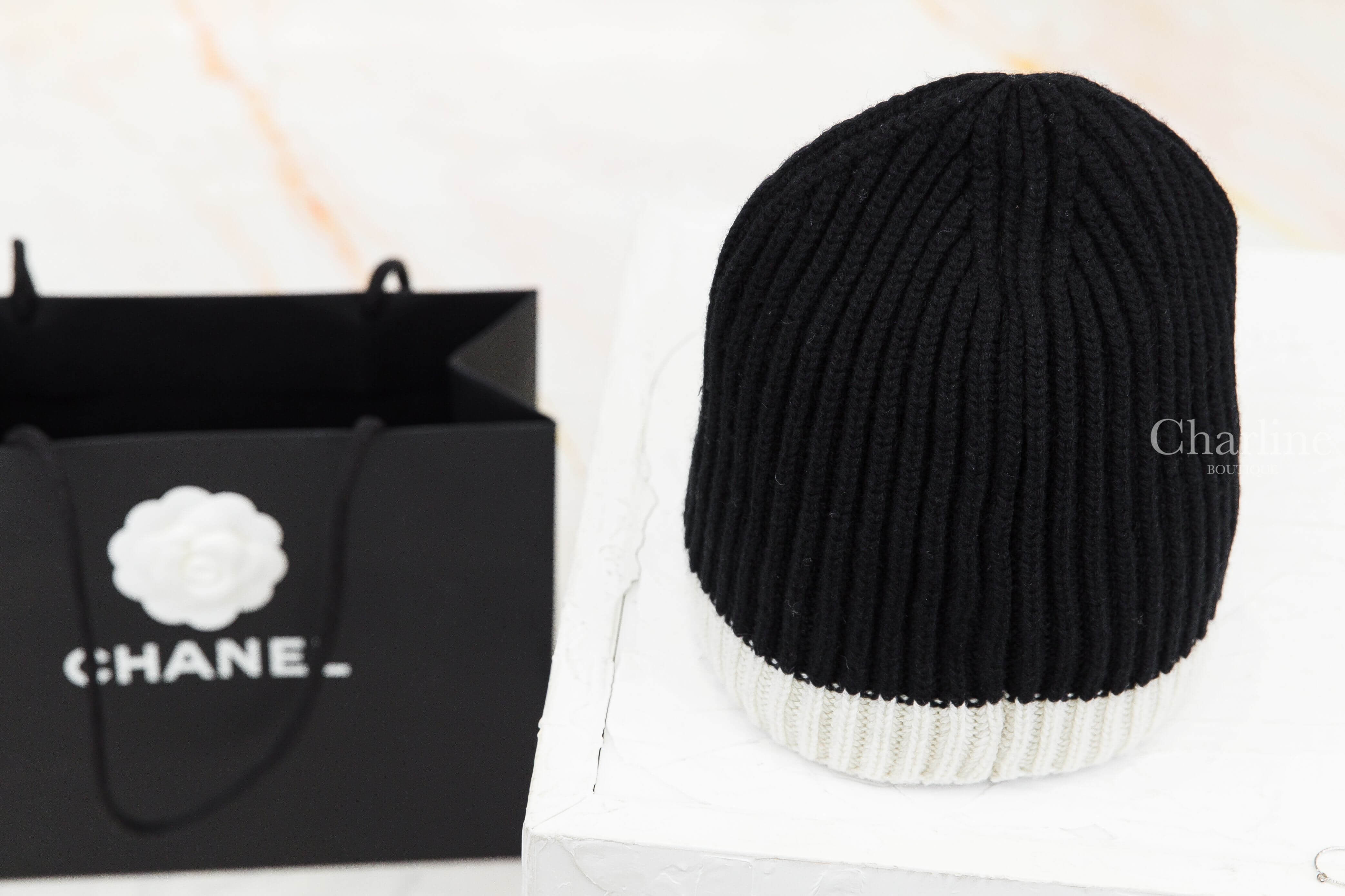 Chanel Beanie 黑色針織拼白色立體CC喀什米爾針織毛帽 背面黑色羅紋針織與白色反摺帽沿