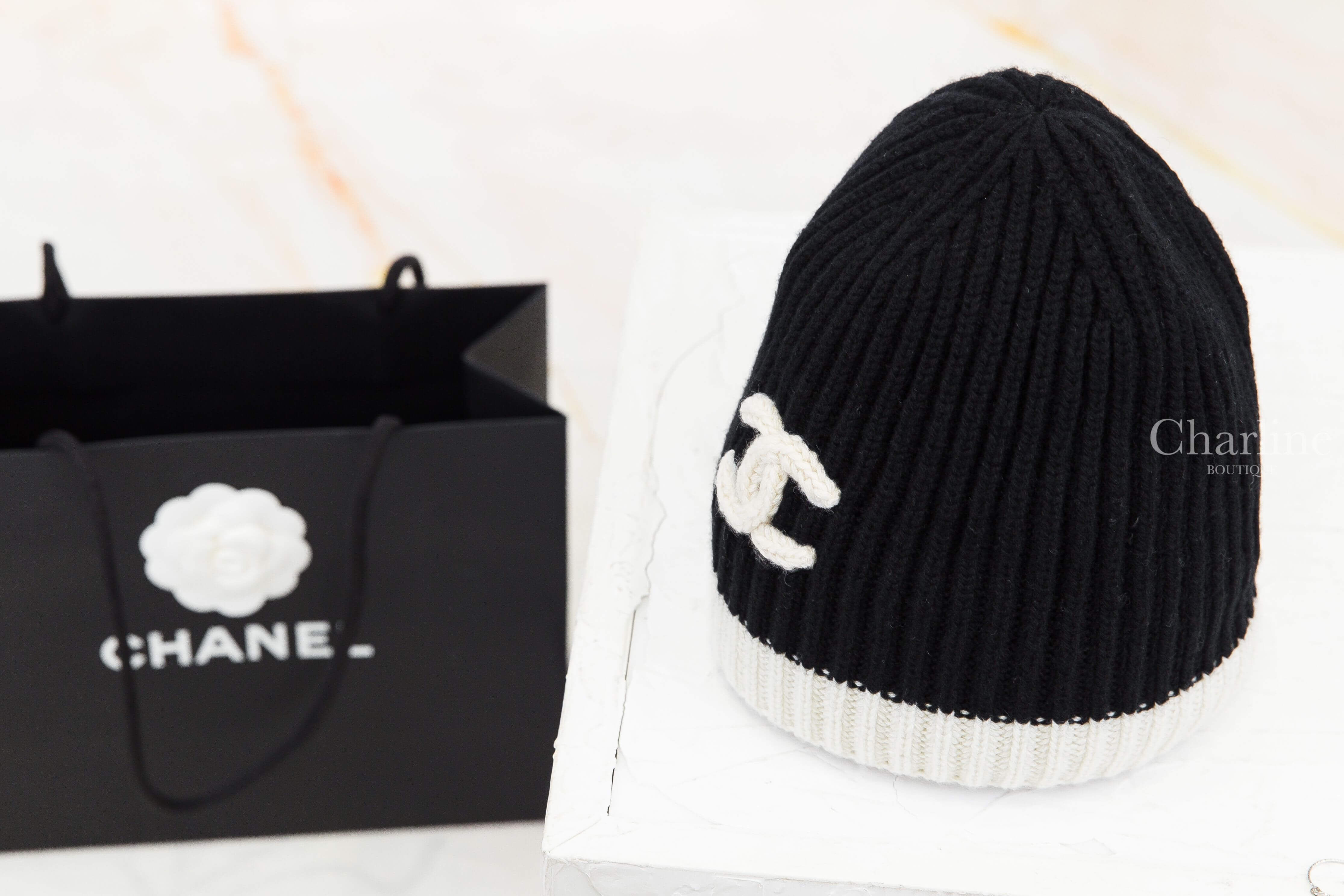 Chanel Beanie 黑色針織拼白色立體CC喀什米爾針織毛帽 側面羅紋針織帽型與立體CC細節