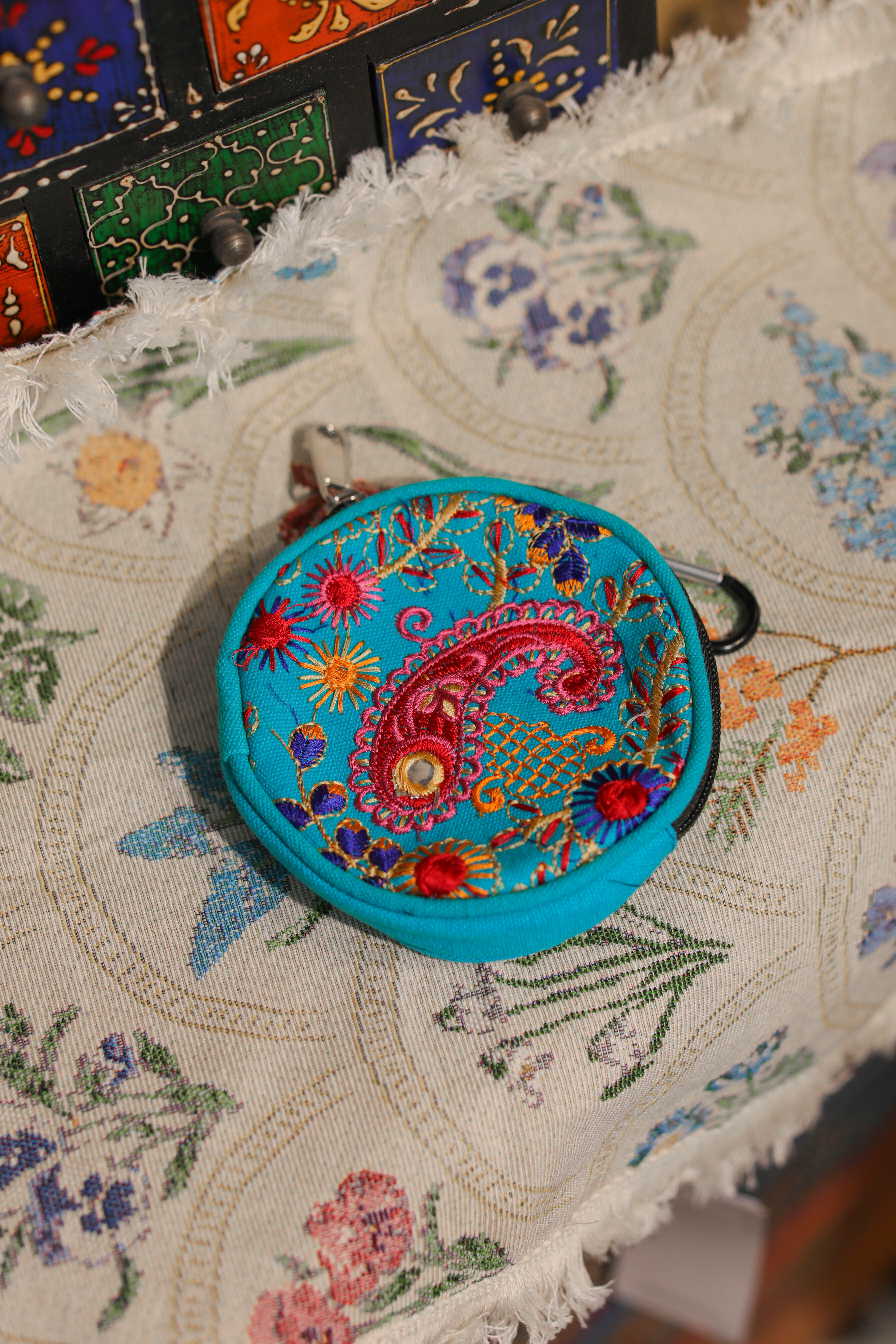 Amina IAKP2210 - 鏡面刺繡圓形隨身收納袋 (0922)
