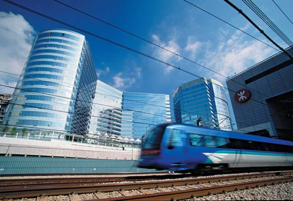 機場快綫列車駛過玻璃幕牆大廈