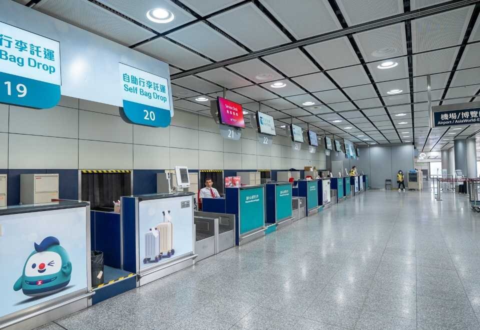 站內自助行李託運櫃檯區