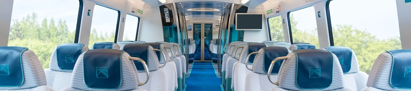 車廂內雙排座椅及窗外綠意