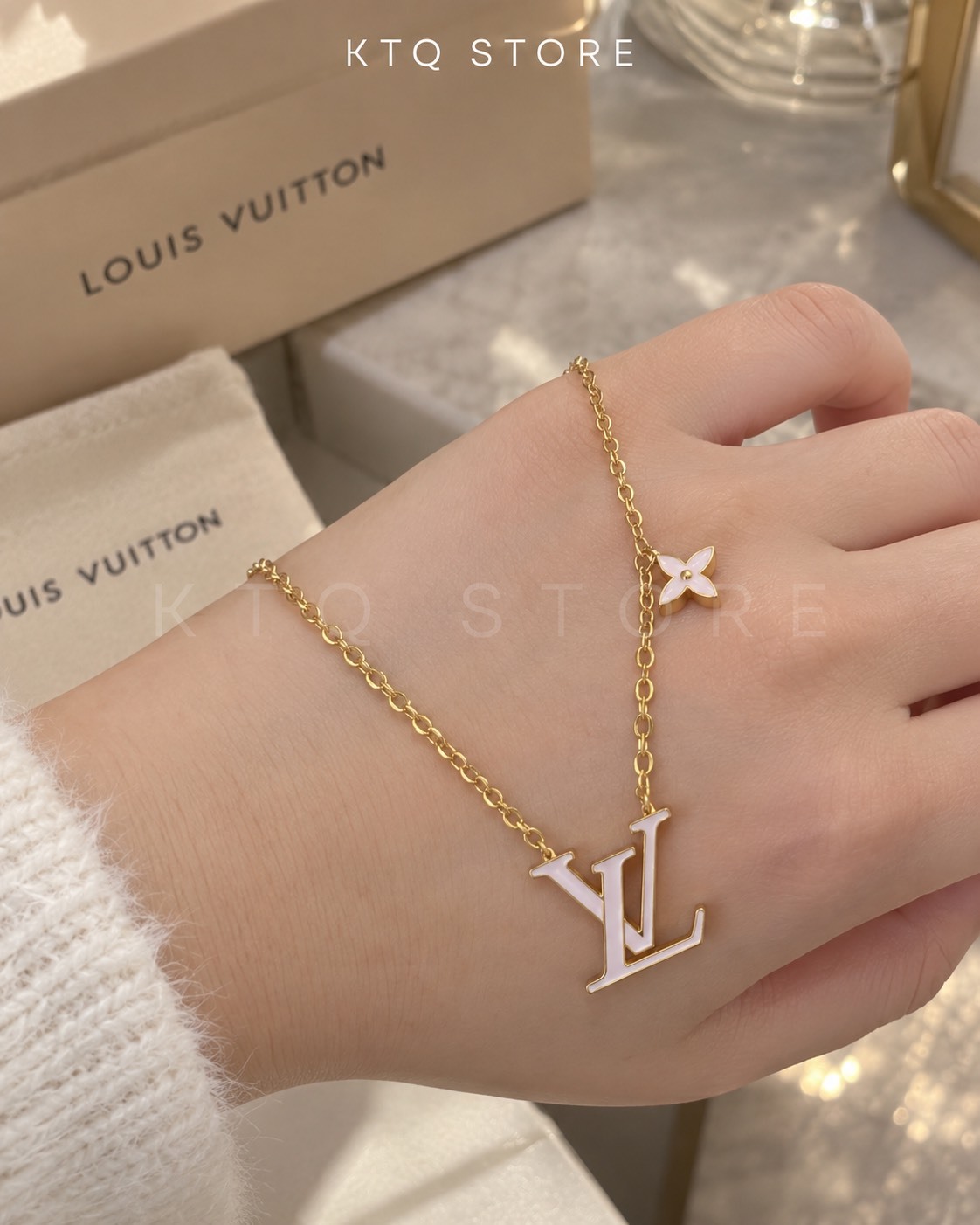 KTQ STORE ‧ LOUIS VUITTON LV Iconic 花卉可調節琺瑯黃銅項鍊 女款 粉色 M01215
