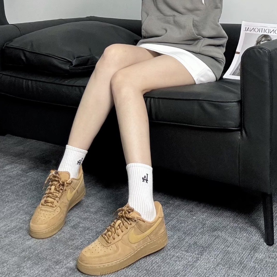 NIKE AIR FORCE 1 皮革 絨面 小麥色 經典復古 百搭舒適  女鞋 休閒鞋 FZ7372-200