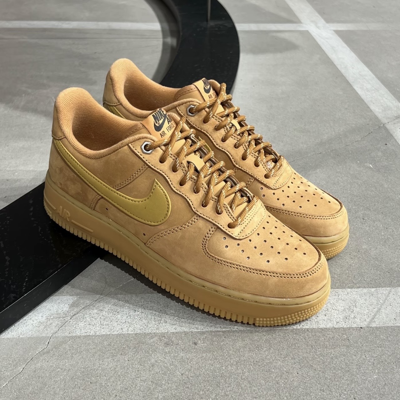 NIKE AIR FORCE 1 皮革 絨面 小麥色 經典復古 百搭舒適  女鞋 休閒鞋 FZ7372-200