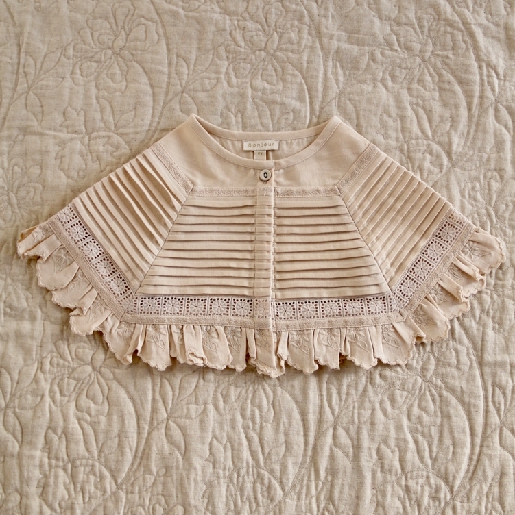 BONJOUR DIARY 鏤空荷葉邊單扣披肩 Cape collar - Ivory denim