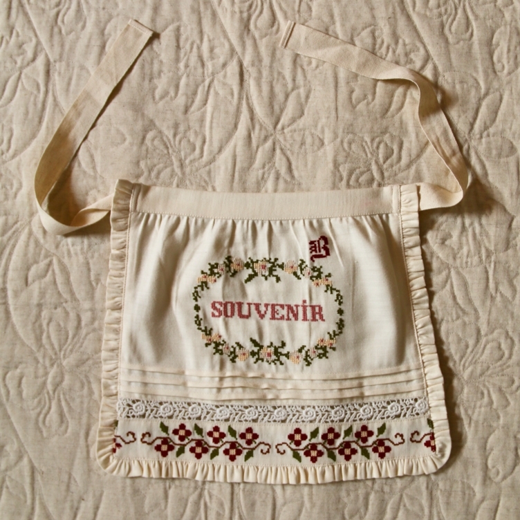 BONJOUR DIARY 鏤空小花刺繡圍裙 Apron with multi color emb - Ivory denim
