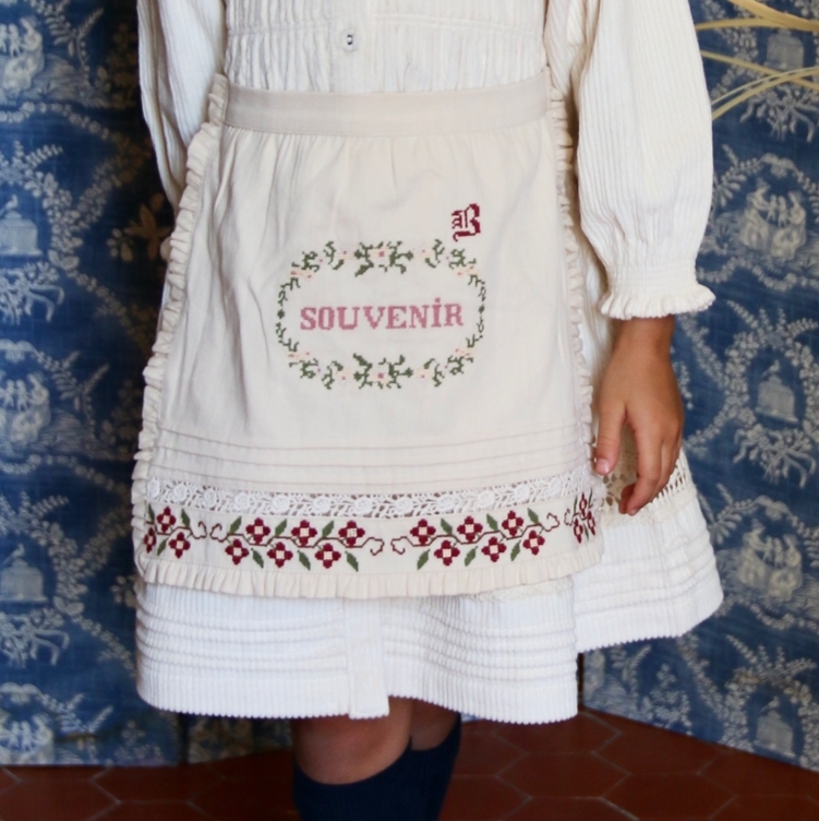 BONJOUR DIARY 鏤空小花刺繡圍裙 Apron with multi color emb - Ivory denim