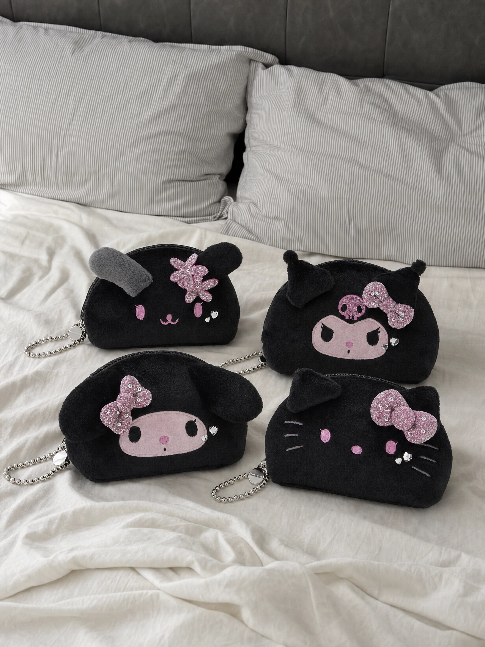 <🇯🇵黑魔法侵襲> 日本限定 PINK×BLACK系列 SANRIO HOUSE 三麗鷗 黑粉寶石化妝包 花小兔 / HELLO KITTY / 庫洛米 / 美樂蒂