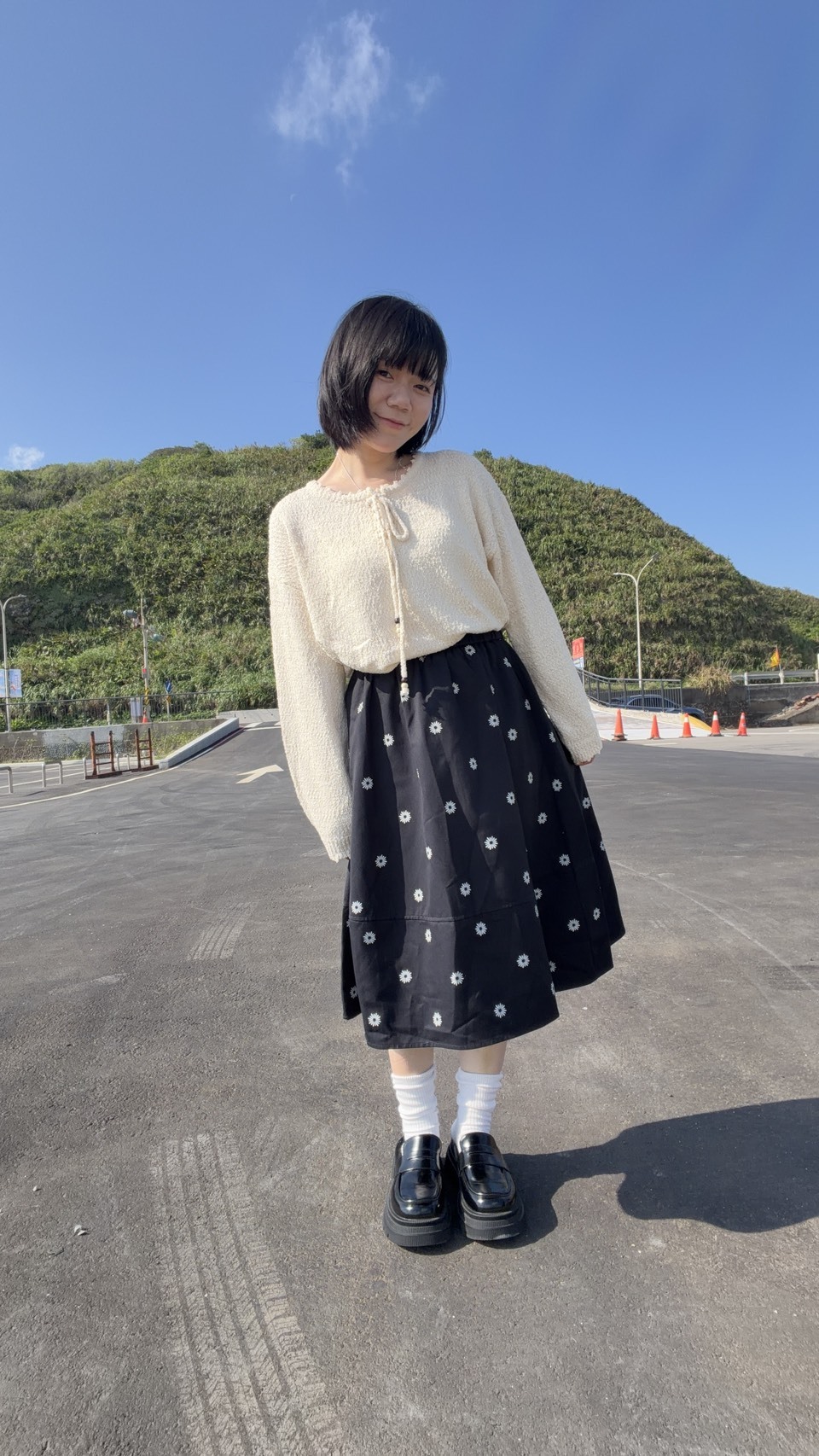 Sweater with tie-up lines at the chest