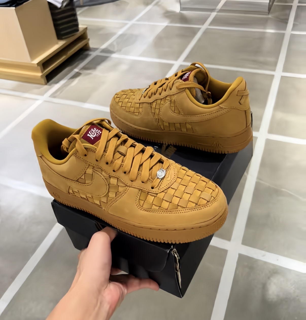 [代購商品售出無退換] 男鞋 NIKE AIR FORCE 1 LOW RETRO PRM ESS 小麥 紅標 編織 復古 皮革 麂皮 休閒鞋【IM5755-700】AF1