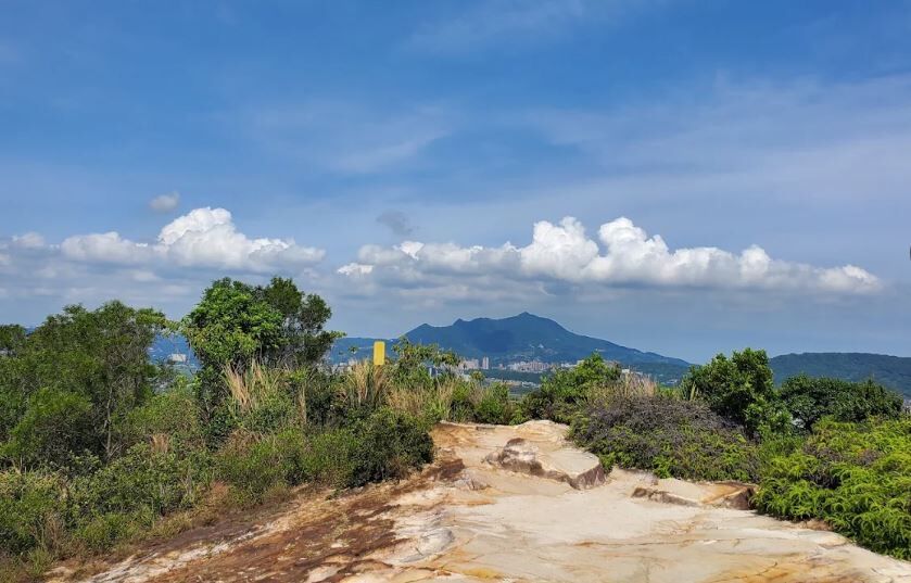 軍艦岩親山步道壯麗山景：藍天白雲下的登高遠眺與自然風光
