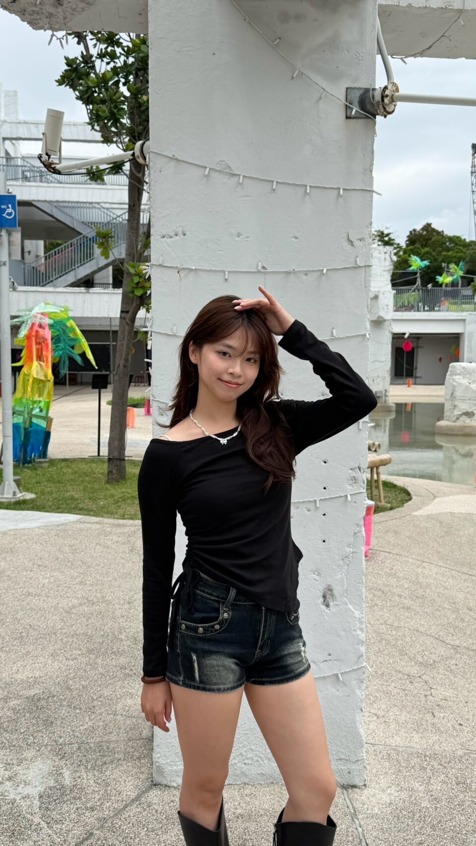美式鉚釘刷破牛仔短褲