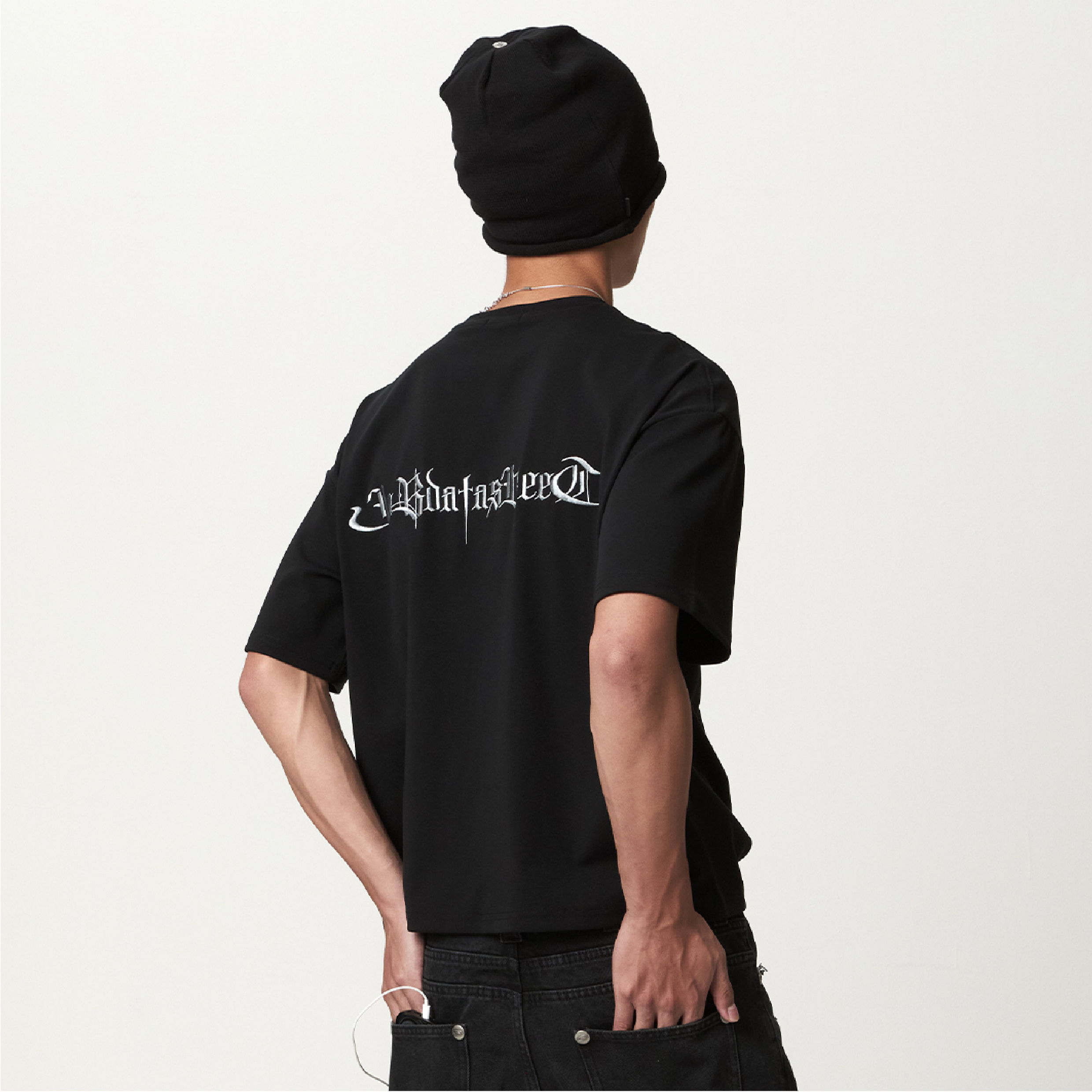 JOBDATASHEET Gothic Letter Embroidered Tee [D56]