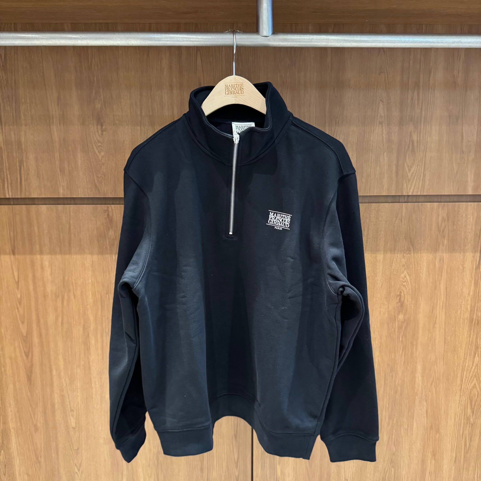 香港$700!!連線入code再減😱!! MARITHE FRANCOIS GIRBAUD (MFG)｜珠地 MFG46FSW206 SMALL CLASSIC LOGO HALF ZIPUP SWEATSHIRT [3 colors] M101