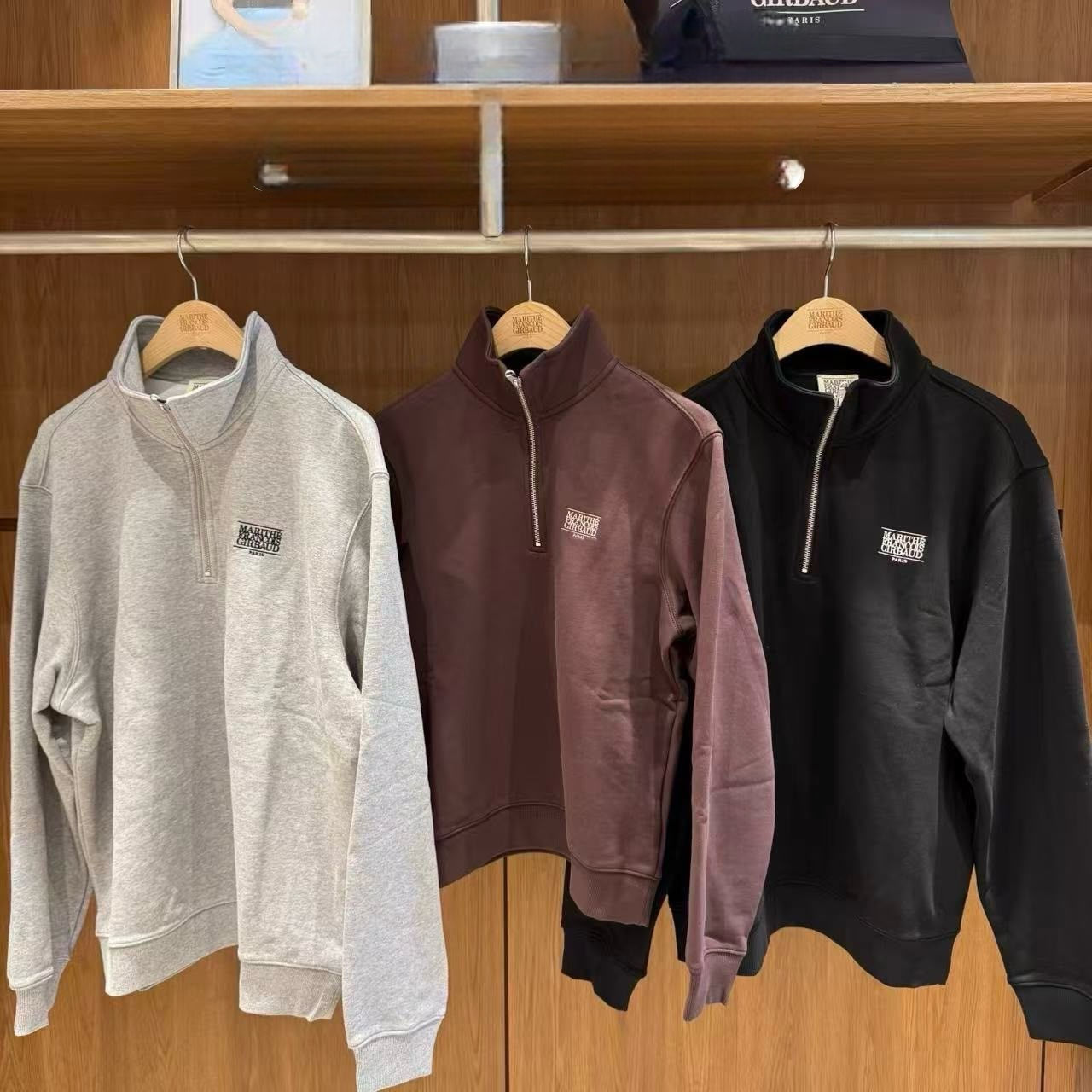 香港$700!!連線入code再減😱!! MARITHE FRANCOIS GIRBAUD (MFG)｜珠地 MFG46FSW206 SMALL CLASSIC LOGO HALF ZIPUP SWEATSHIRT [3 colors] M101