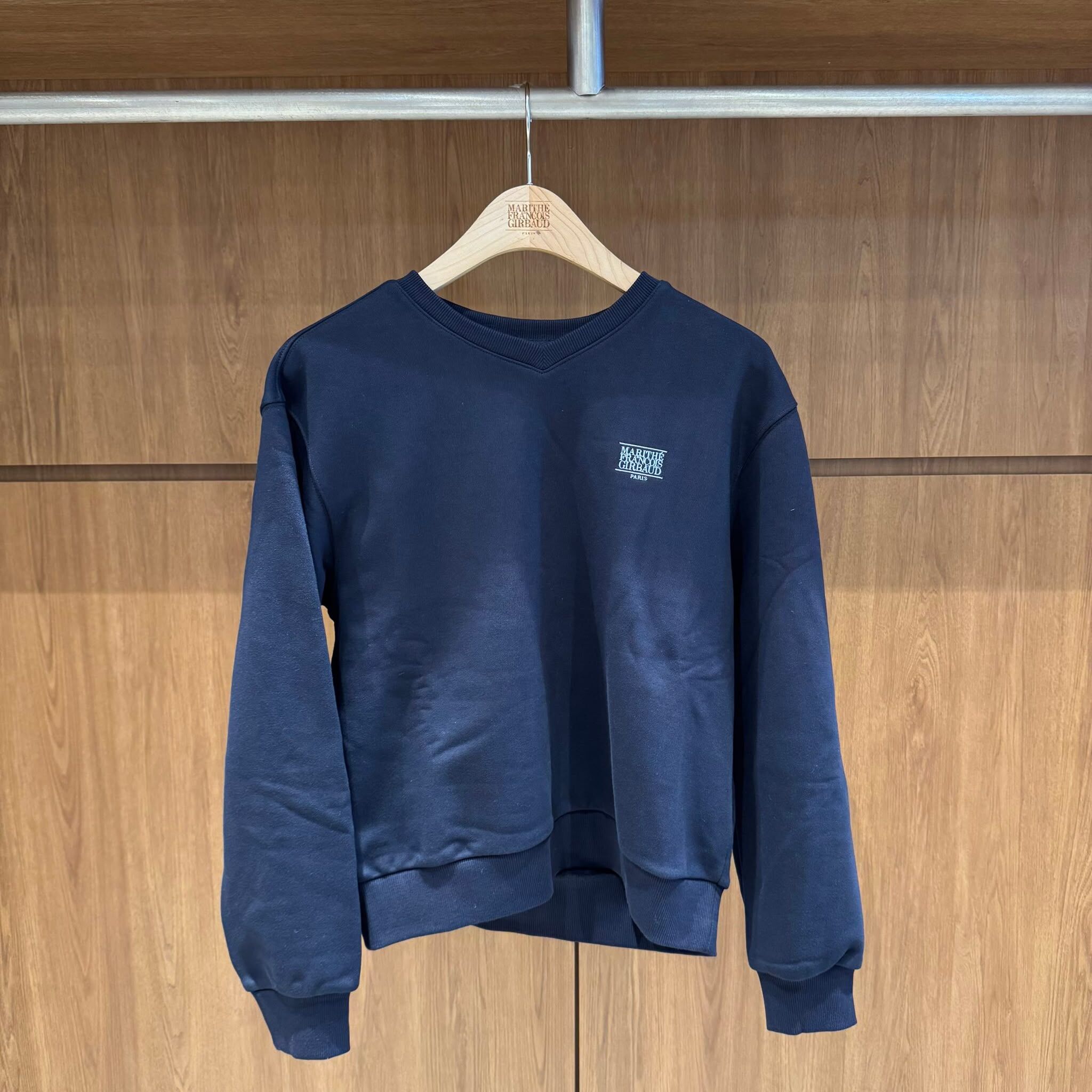 香港$650!!連線入code再減😱!! MARITHE FRANCOIS GIRBAUD (MFG)｜MFG46FSW115 W SMALL CLASSIC LOGO V NECK BALLOON SWEATSHIRT [3 colors] M113