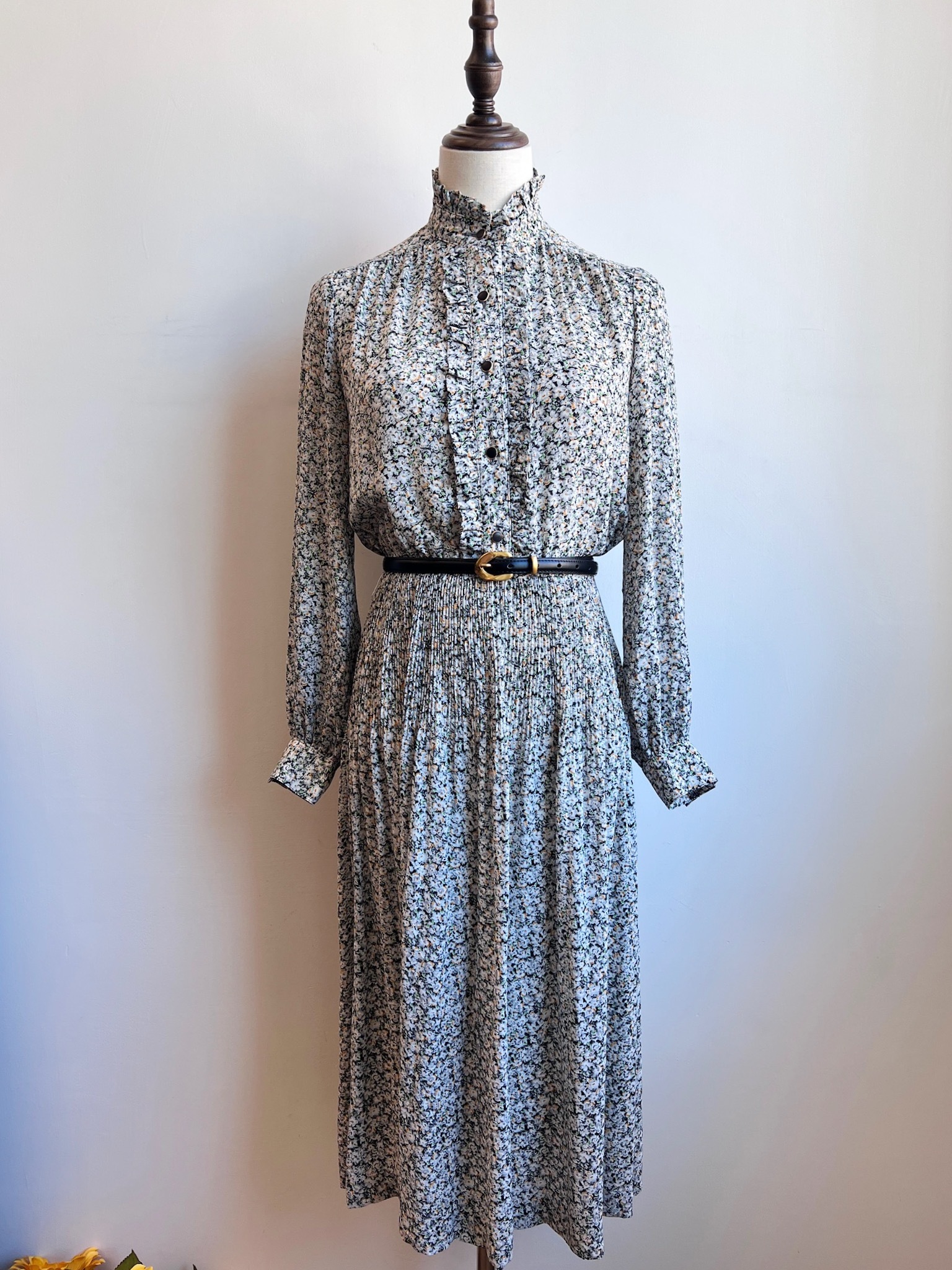 Vintage-style daisy print stand-collar dress