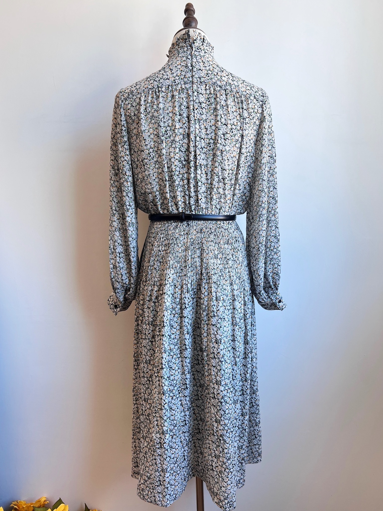 Vintage-style daisy print stand-collar dress