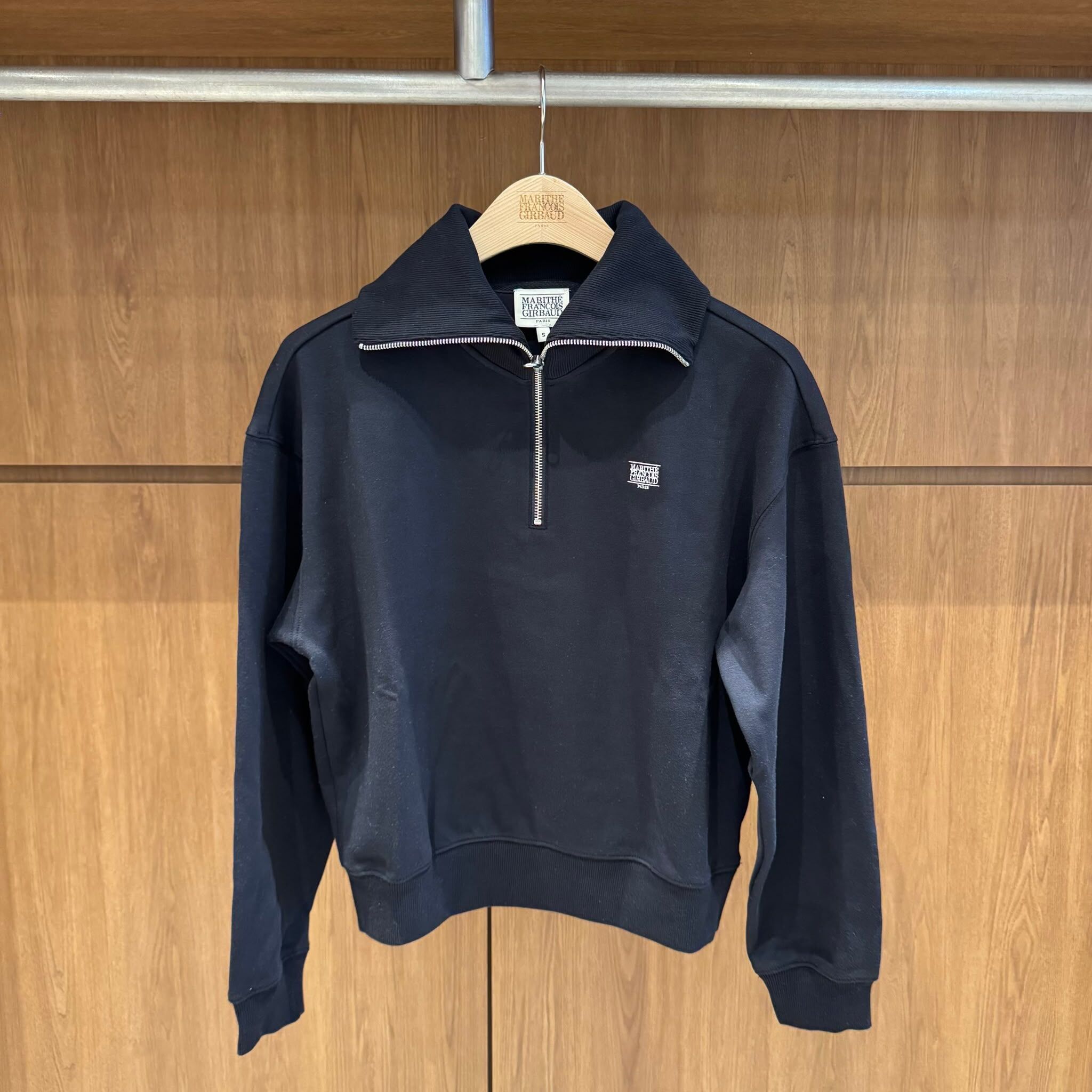 香港$770!!連線入code再減😱!! MARITHE FRANCOIS GIRBAUD (MFG)｜女生版型 MFG46FSW125 W MICRO CLASSIC LOGO QUARTER ZIPUP SWEATSHIRT [2 colors] M147