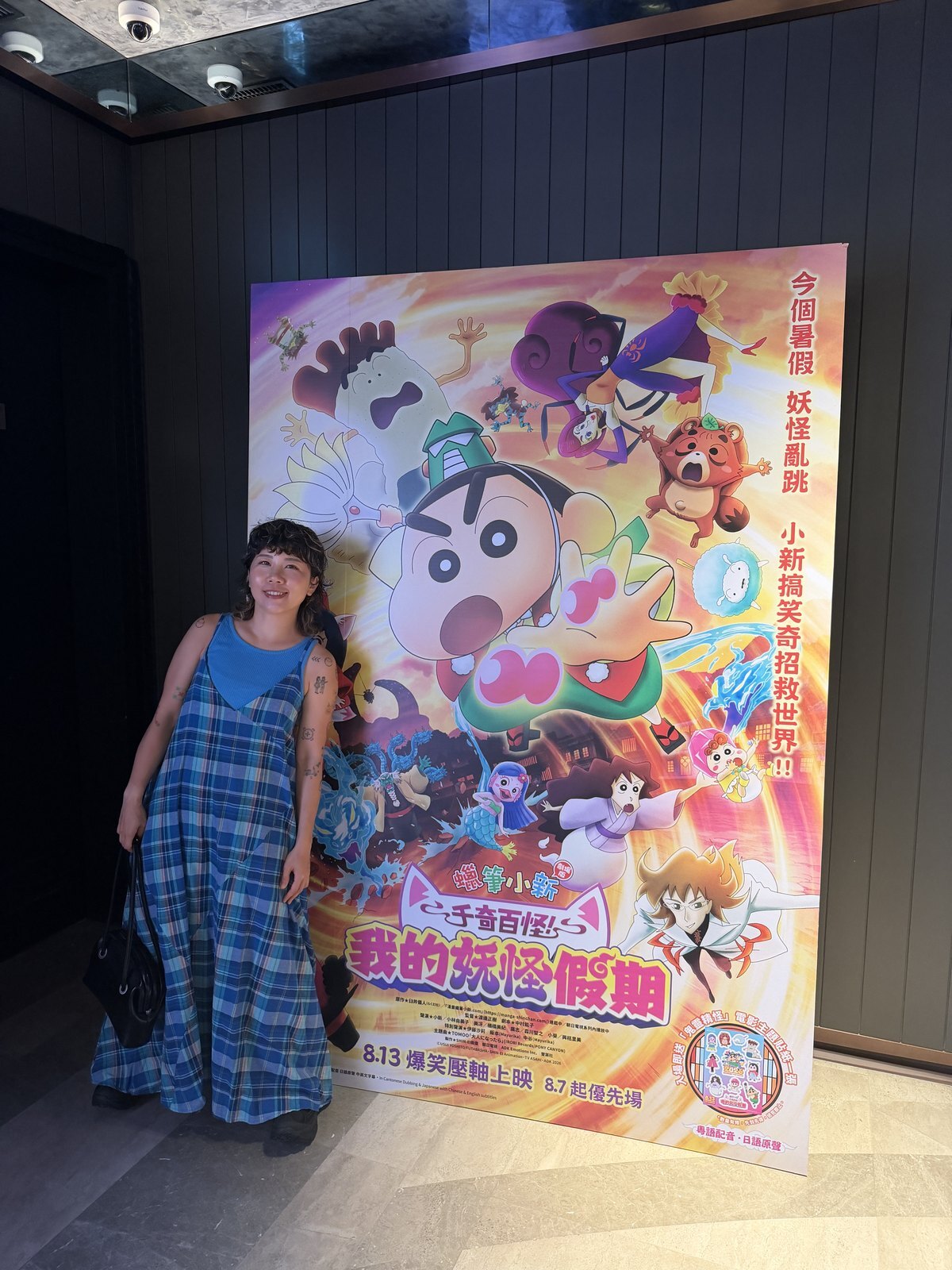 Kimmy Wong 在《蠟筆小新》劇場版海報前留影