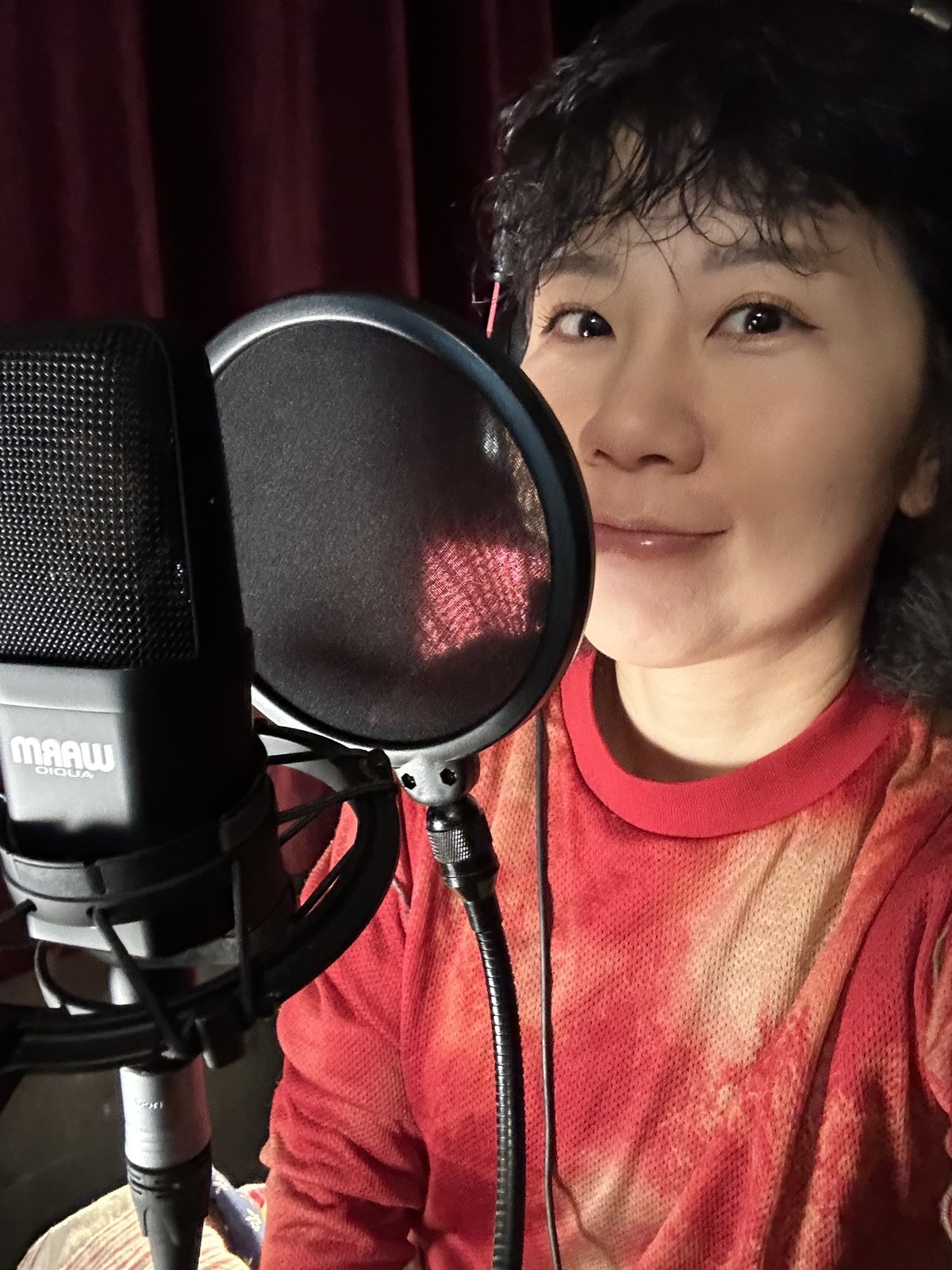 Kimmy Wong 在咪高峰前的近鏡
