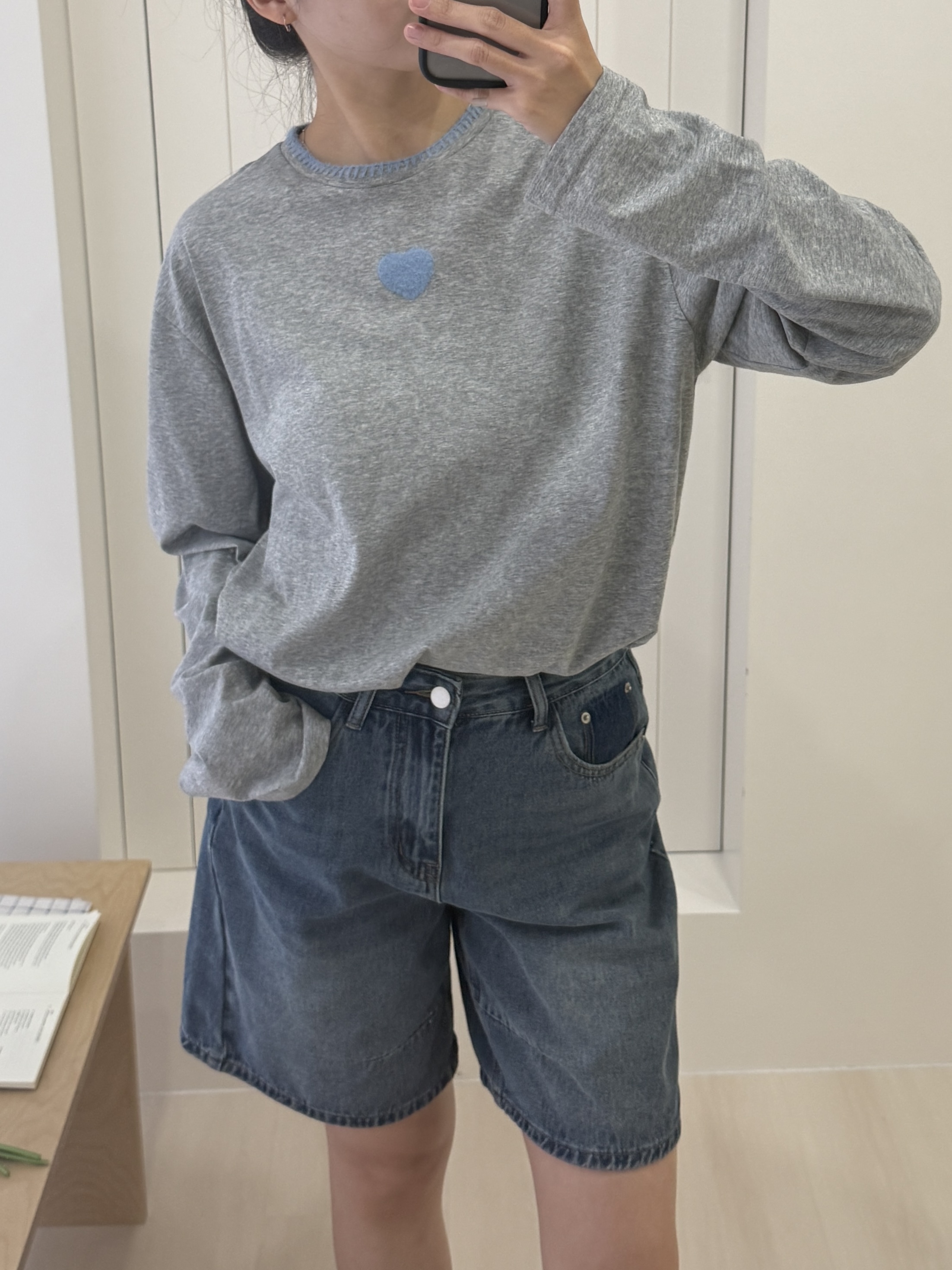 滾邊造型愛心刺繡長T*2色