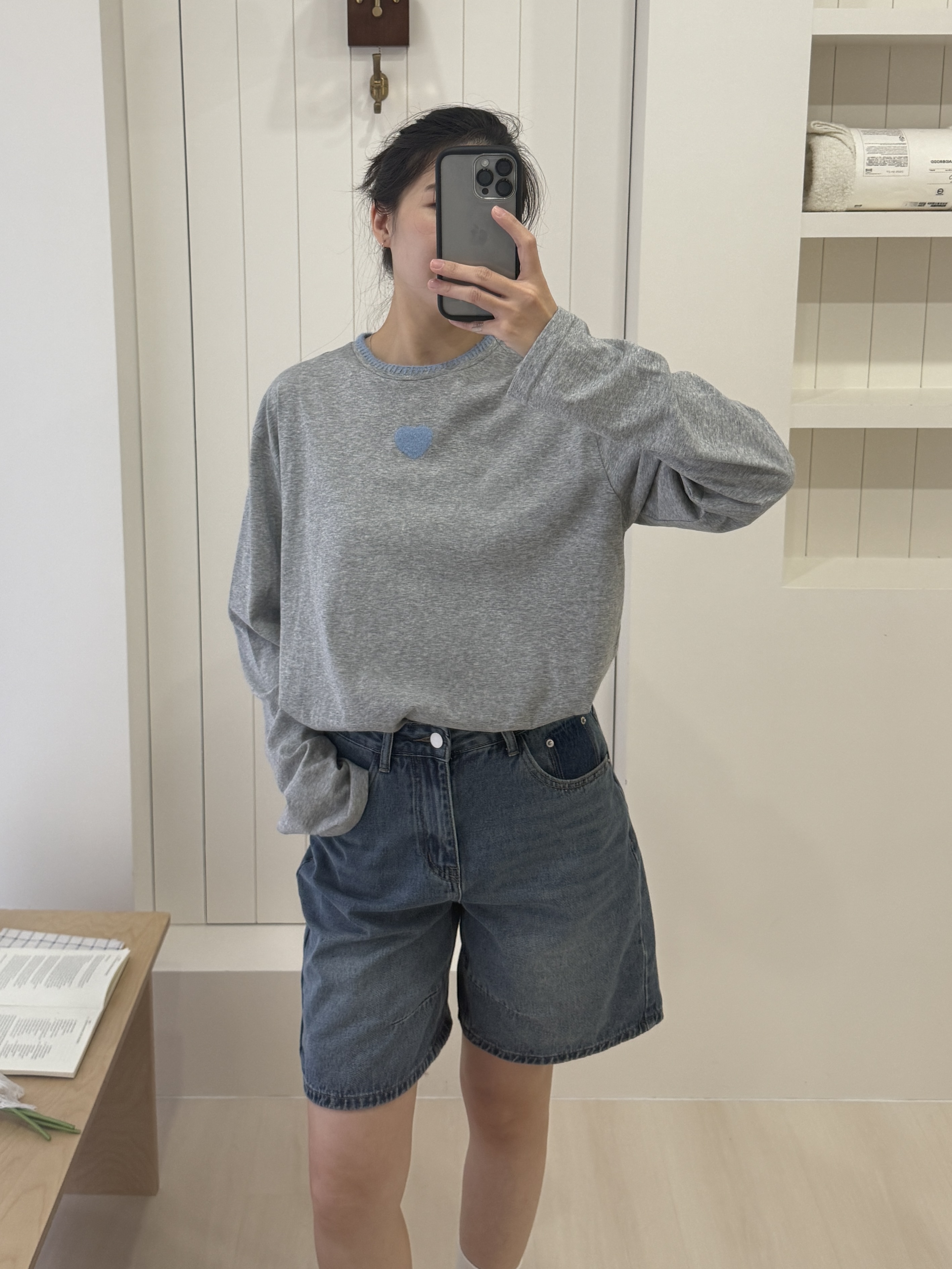 滾邊造型愛心刺繡長T*2色