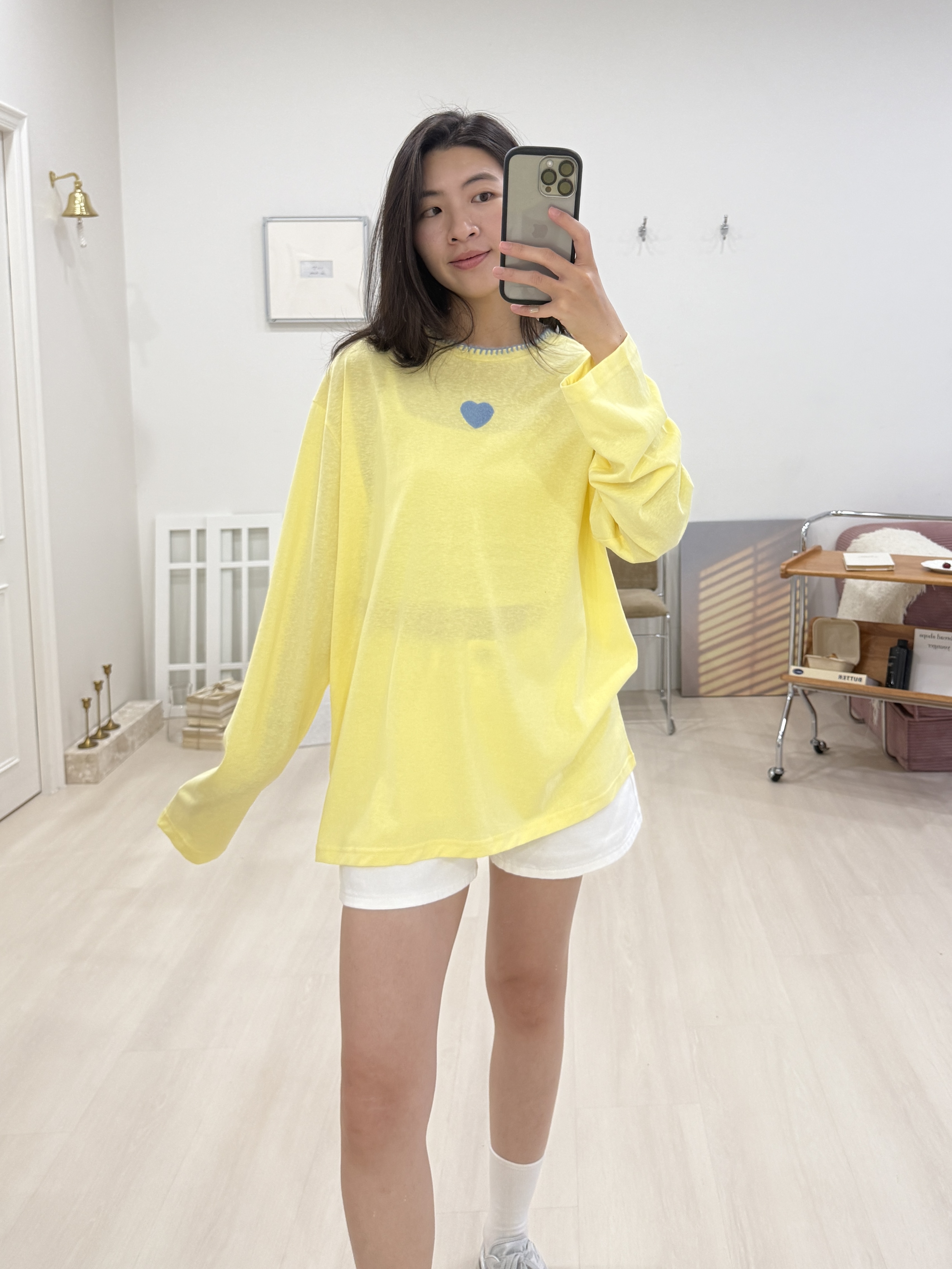滾邊造型愛心刺繡長T