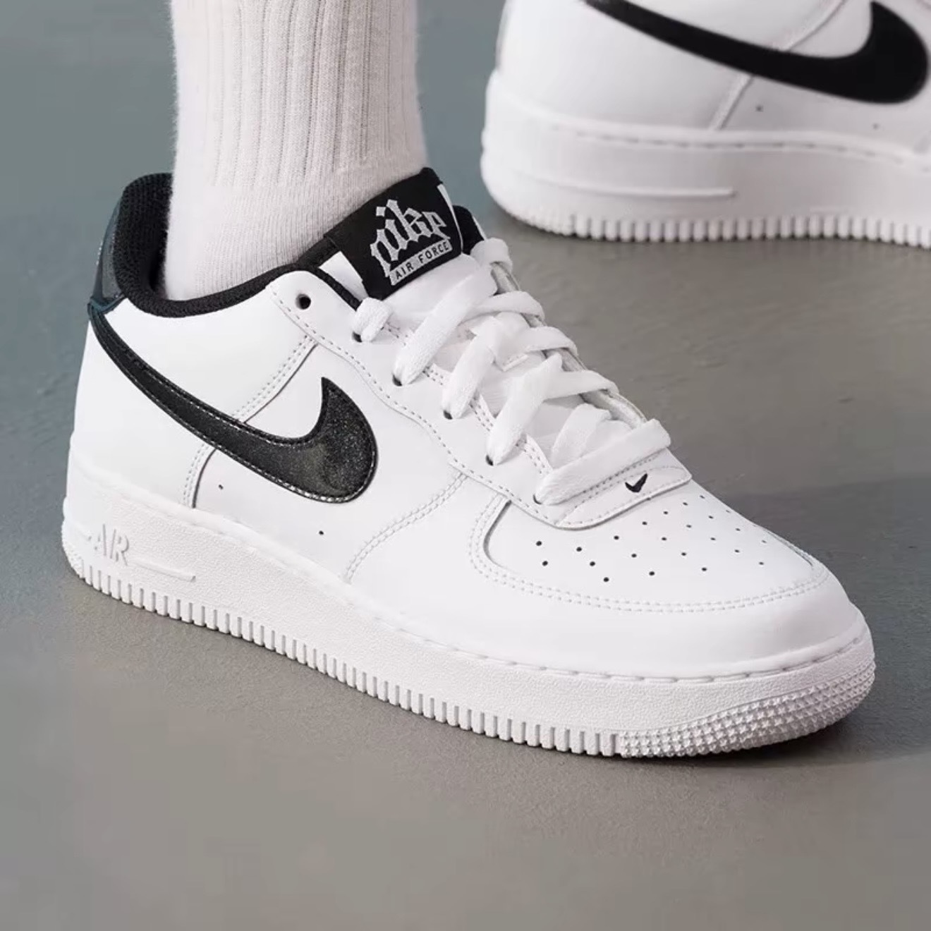 NIKE AIR FORCE 1 GS 白黑 漆皮黑勾 休閒 大童 IM4402-100