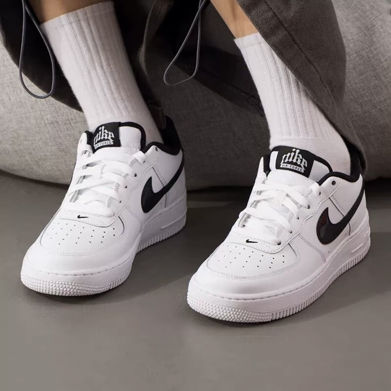 NIKE AIR FORCE 1 GS 白黑 漆皮黑勾 休閒 大童 IM4402-100