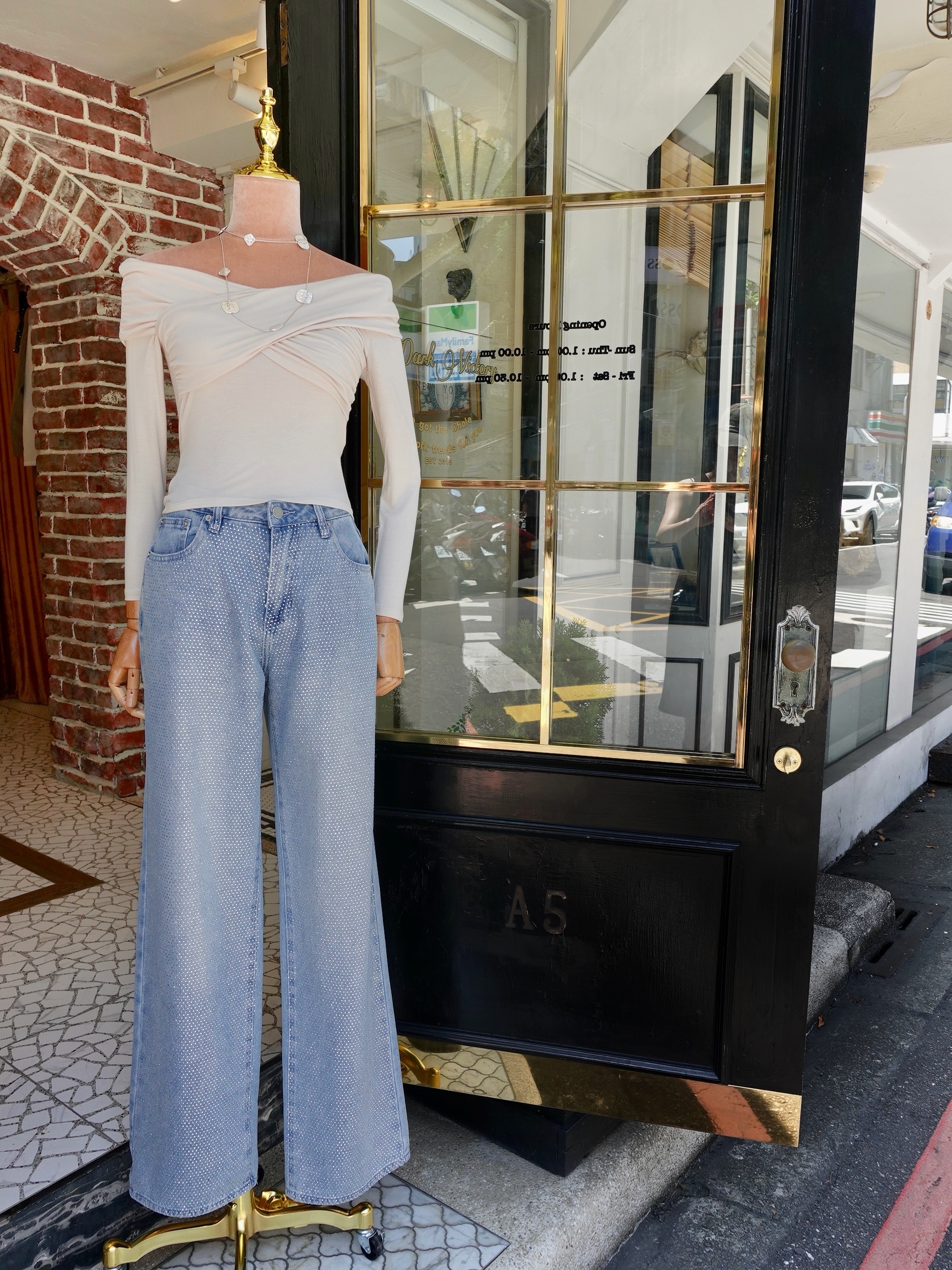 Oat White燕麥交叉翻領露肩上衣