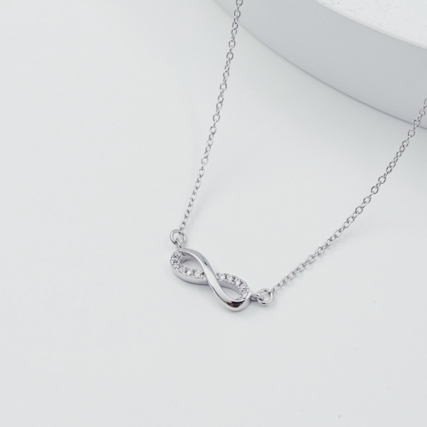 INFINITE 無限符號項鍊佩戴展示