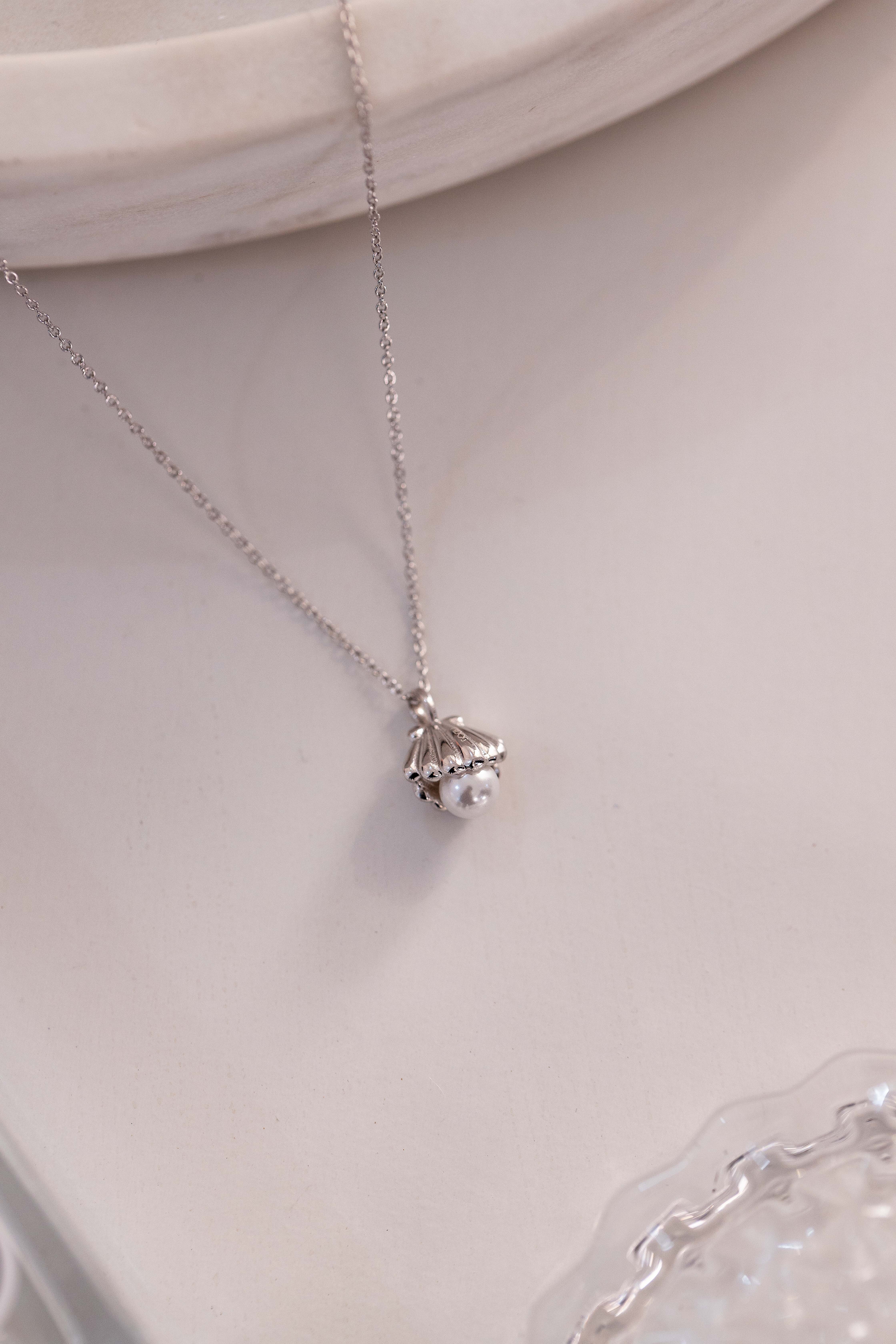 LA COQUILLE 法貝貝殼珍珠項鍊佩戴展示