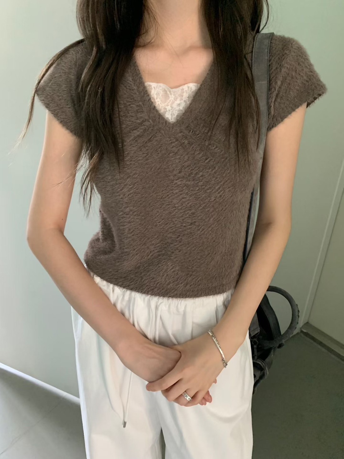 短袖毛毛蕾絲裏V領上衣