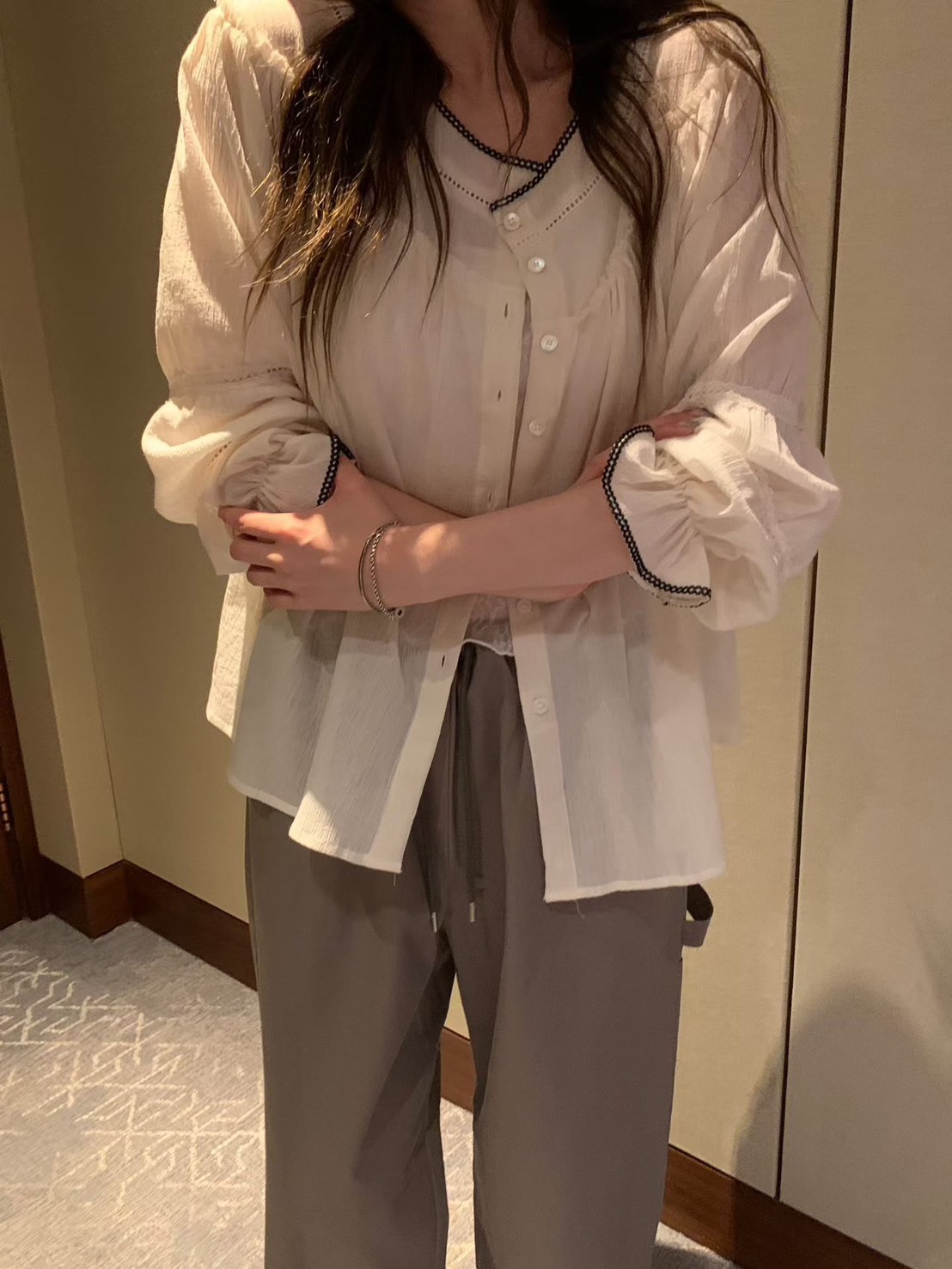 喇叭袖口滾邊襯衫