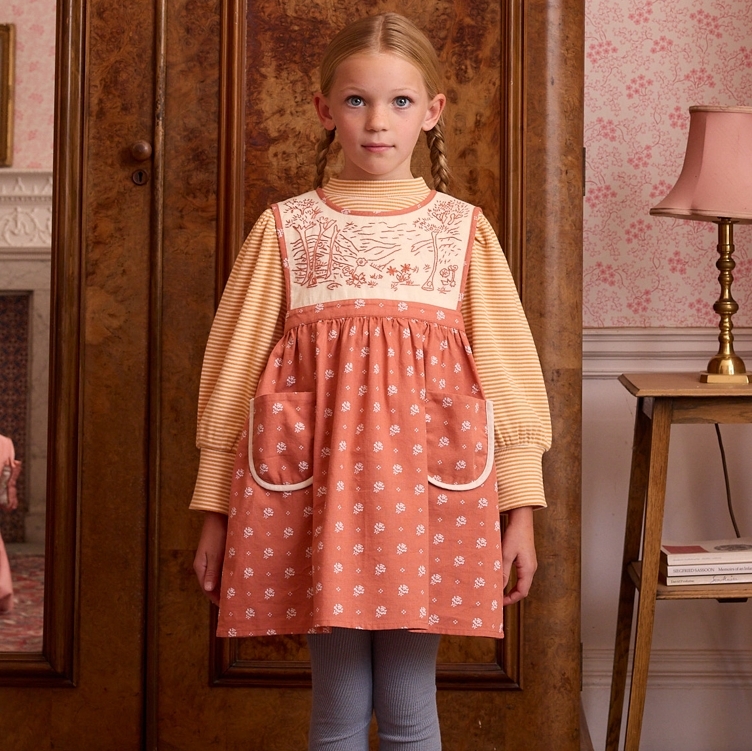 Apolina 手繪風森林印花雙口袋吊帶裙 BIBI HAND EMBROIDERED PINAFORE - MOUNTAIN CALICO JAM