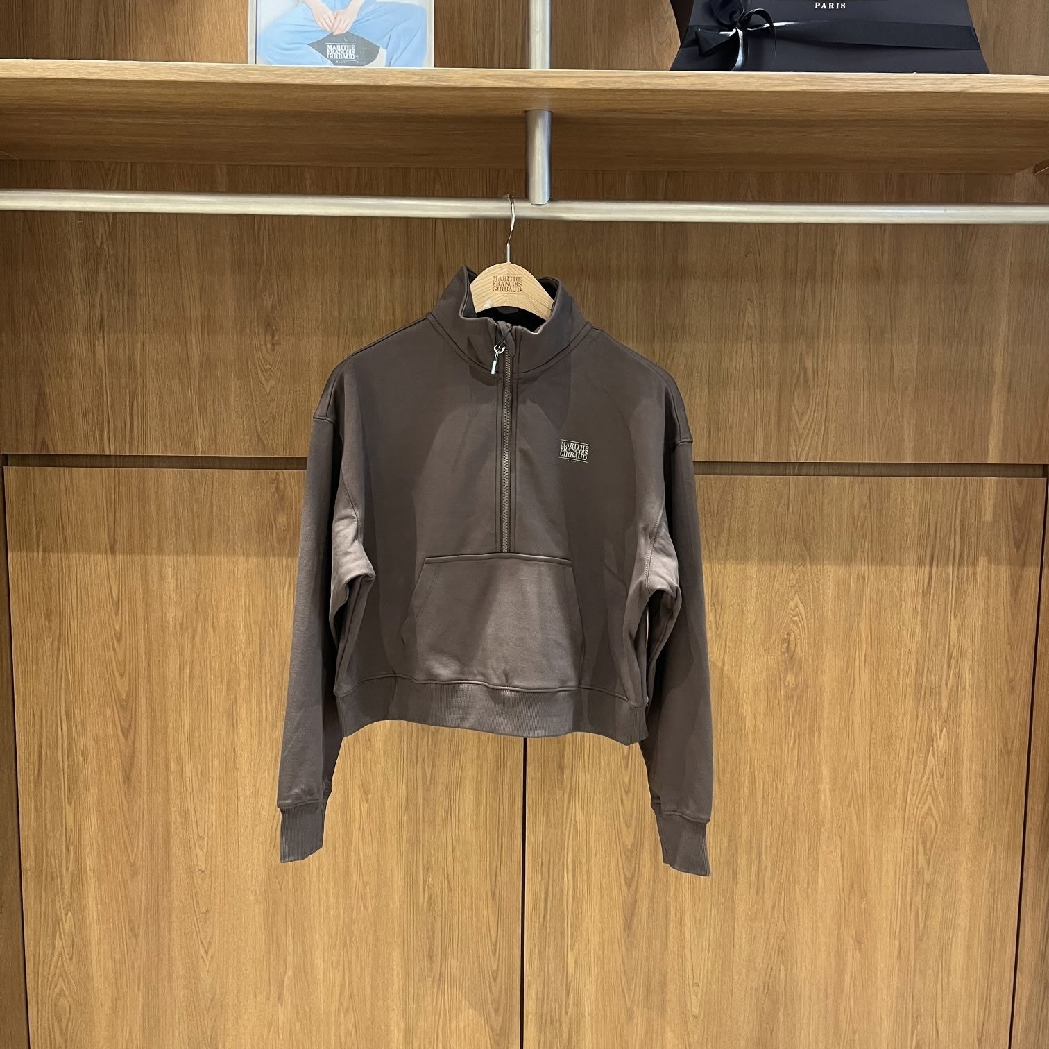 香港$770!!連線入code再減😱!! MARITHE FRANCOIS GIRBAUD (MFG)｜女生版型 薄絨 MFG46FSW309 MARITHE SPORT W OVERSIZED SOFT BRUSHED HALF ZIP-UP [2 colors] M260