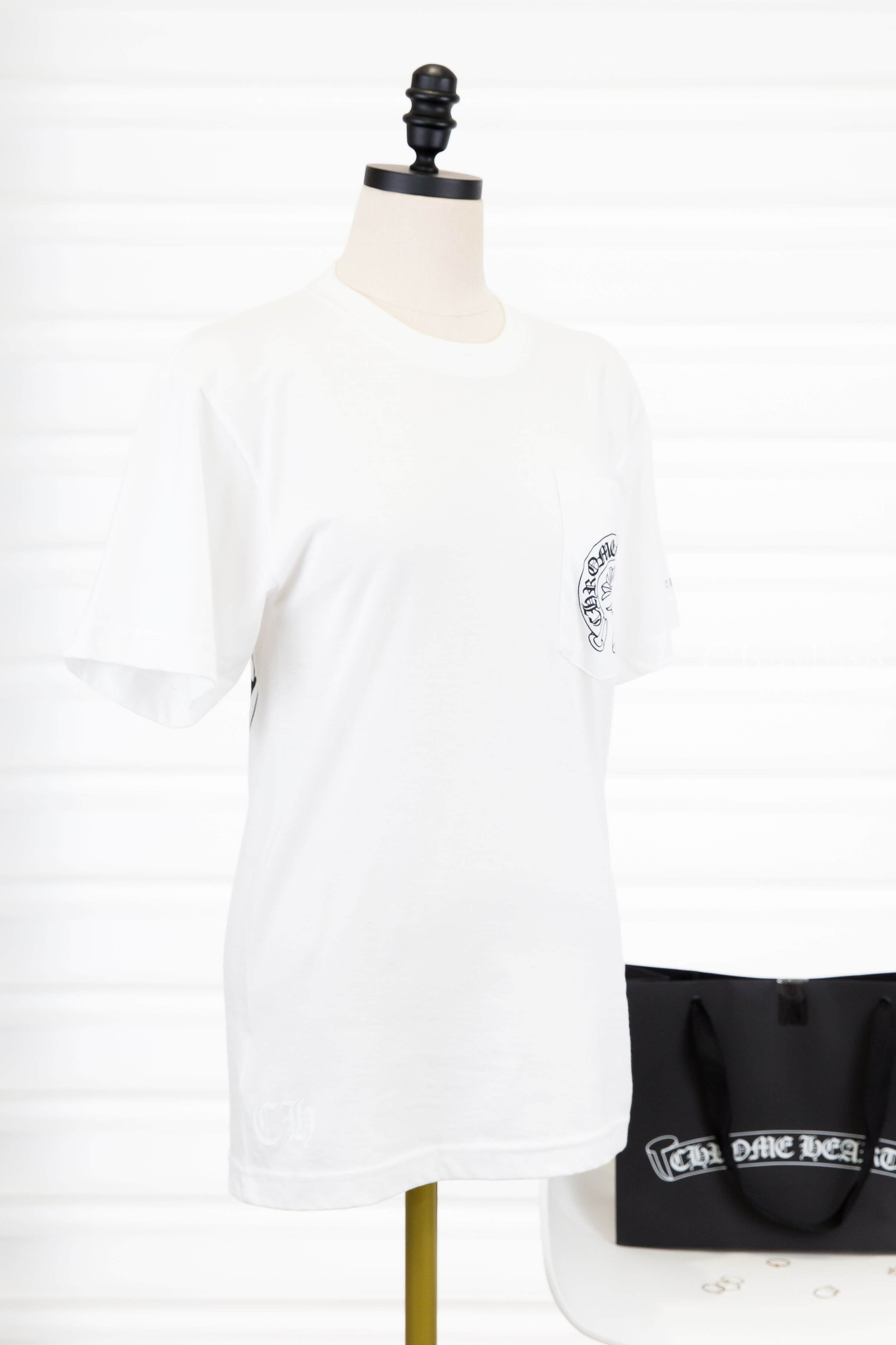 Chrome Hearts T-shirts 白色黑字書卷圖騰印花口袋短袖棉T 正面側角度白色棉T版型與胸前口袋圖騰