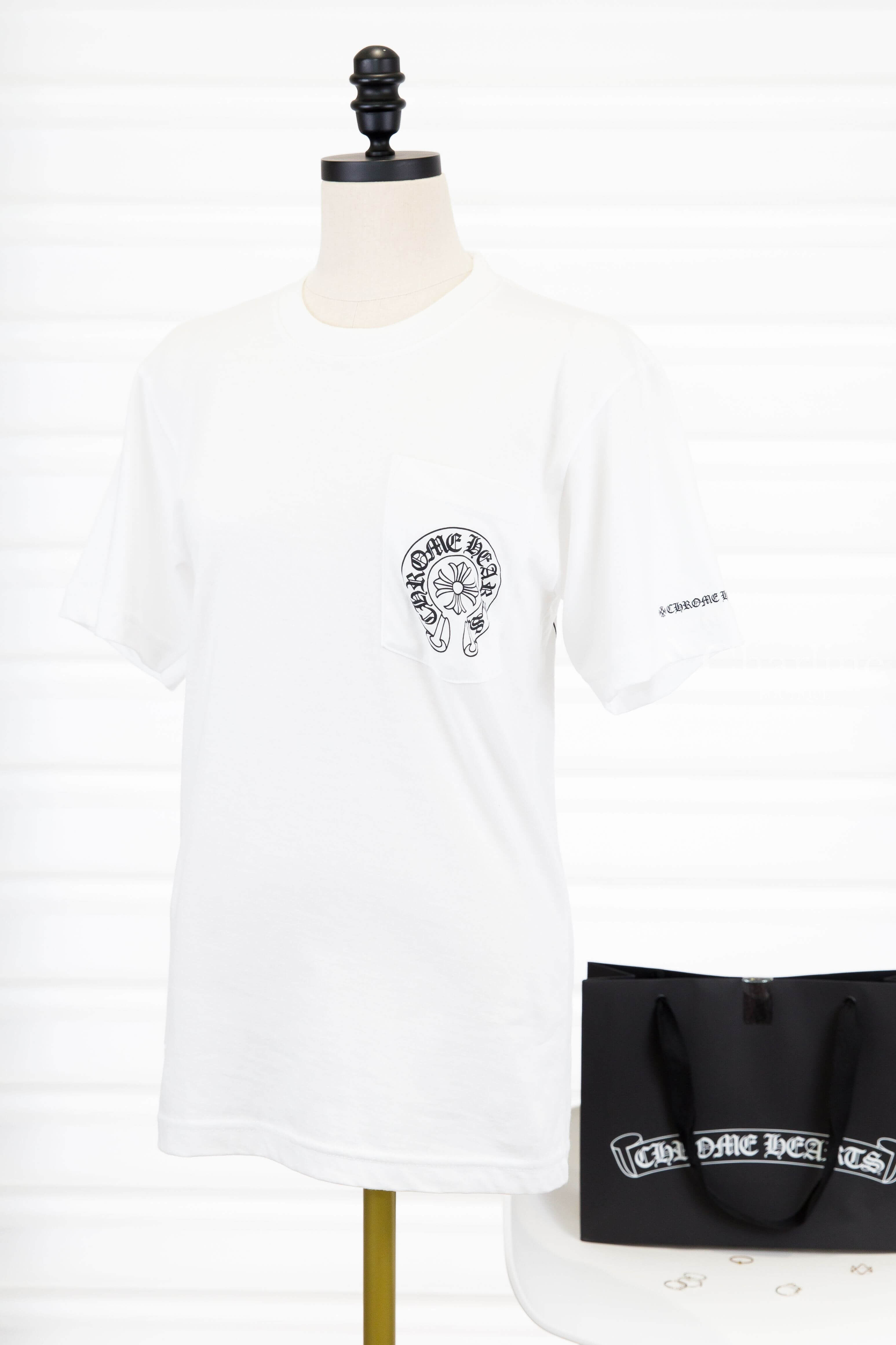 Chrome Hearts T-shirts 白色黑字書卷圖騰印花口袋短袖棉T 正面白色短袖版型與胸前口袋黑色圖騰展示