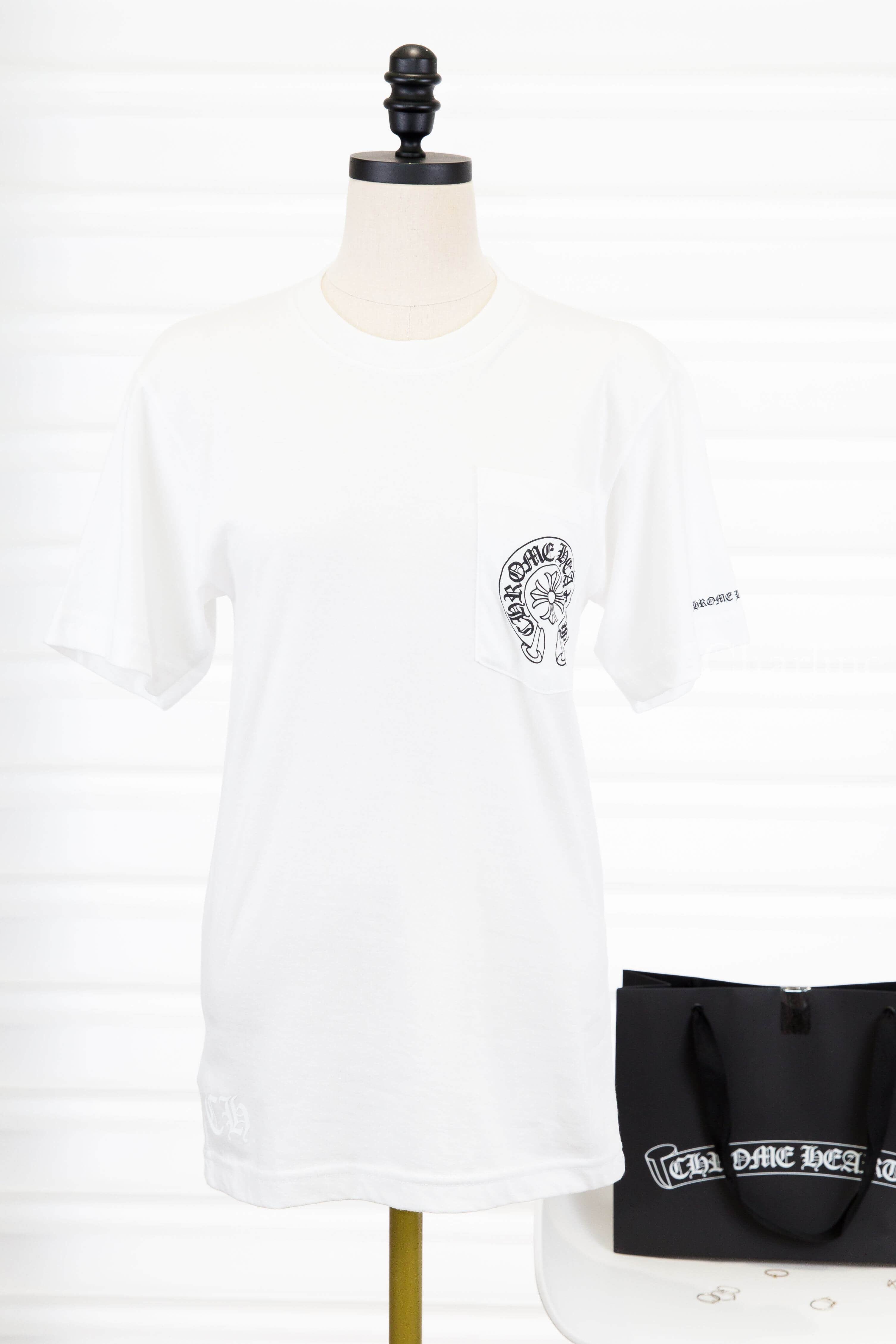 Chrome Hearts T-shirts 白色黑字書卷圖騰印花口袋短袖棉T 正面完整版型與胸前口袋及袖口印花展示
