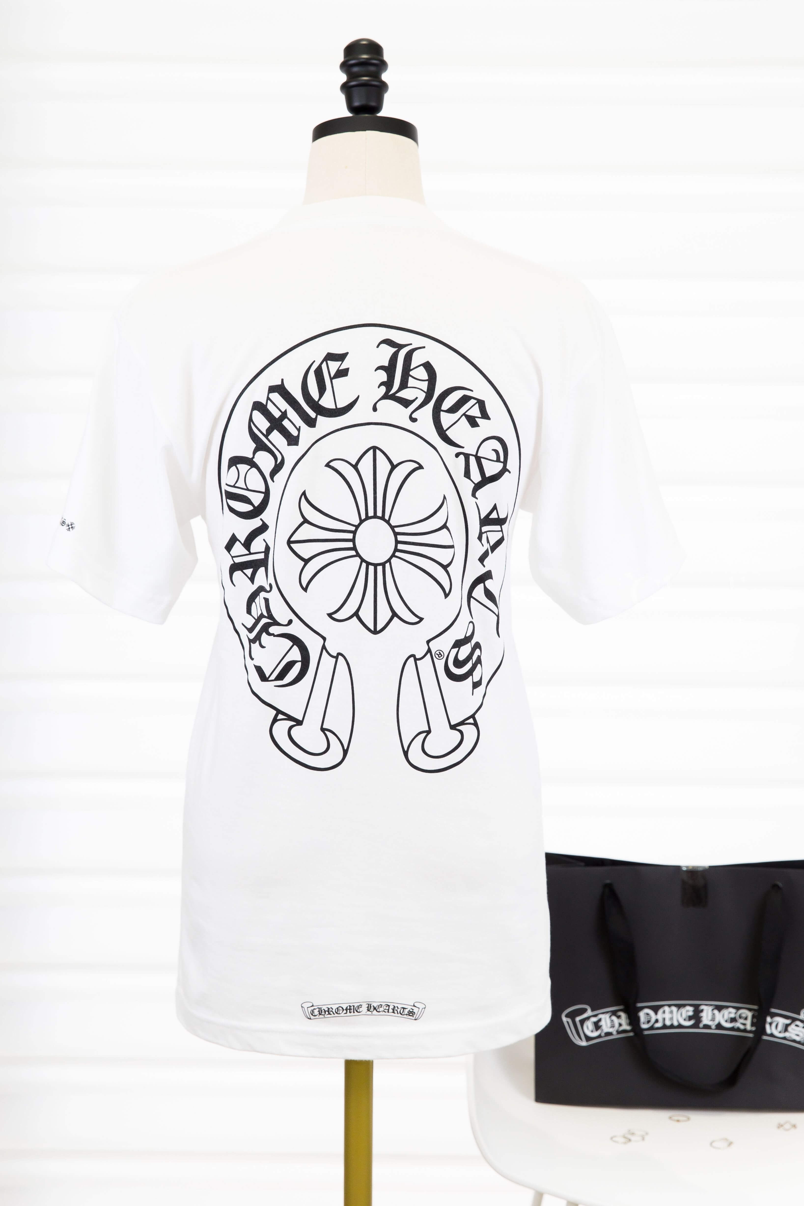 Chrome Hearts T-shirts 白色黑字書卷圖騰印花口袋短袖棉T 背面大型十字花與Chrome Hearts書卷圖騰印花