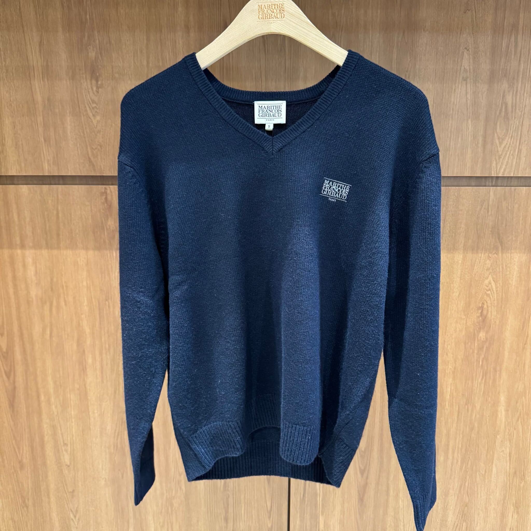 香港$1120!!連線入code再減😱!! MARITHE FRANCOIS GIRBAUD (MFG)｜MFG46FKN209 SMALL CLASSIC LOGO OVERSIZED V-NECK KNIT PULLOVER [3 colors] M271