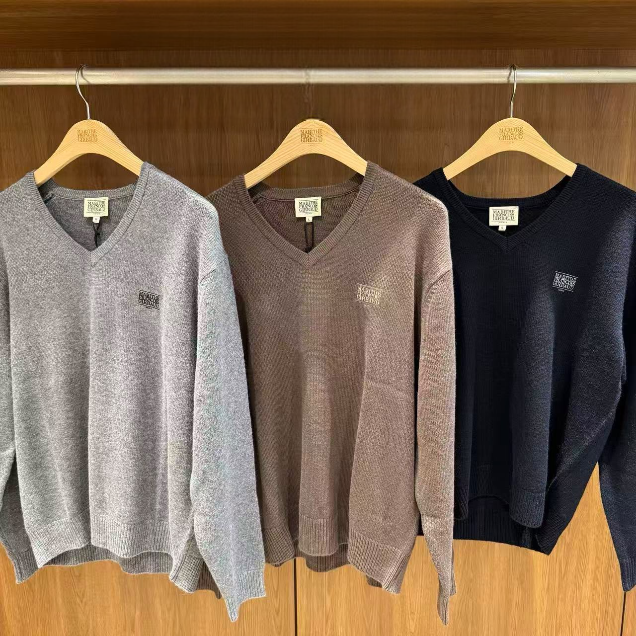 香港$1120!!連線入code再減😱!! MARITHE FRANCOIS GIRBAUD (MFG)｜MFG46FKN209 SMALL CLASSIC LOGO OVERSIZED V-NECK KNIT PULLOVER [3 colors] M271