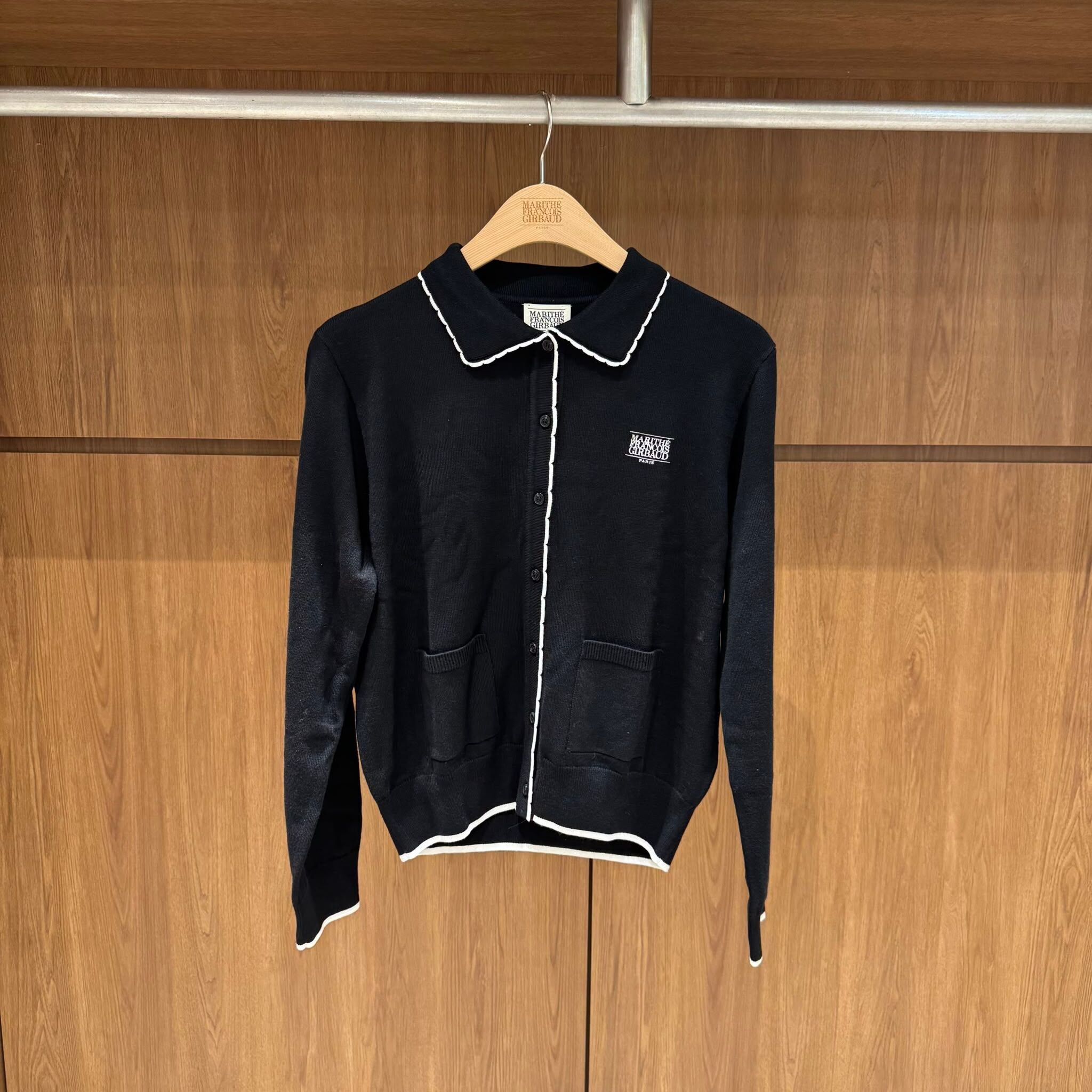 香港$1190!!連線入code再減😱!! MARITHE FRANCOIS GIRBAUD (MFG)｜MFG46FCD106 W SMALL CLASSIC LOGO COLLAR LACE TRIMMING CARDIGAN [2 colors] M331